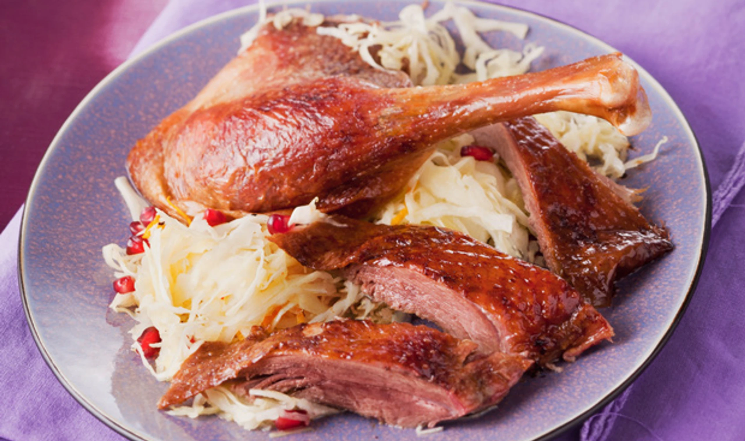 Gansl mit Erdäpfel-Nussknödeln und Orangenkraut