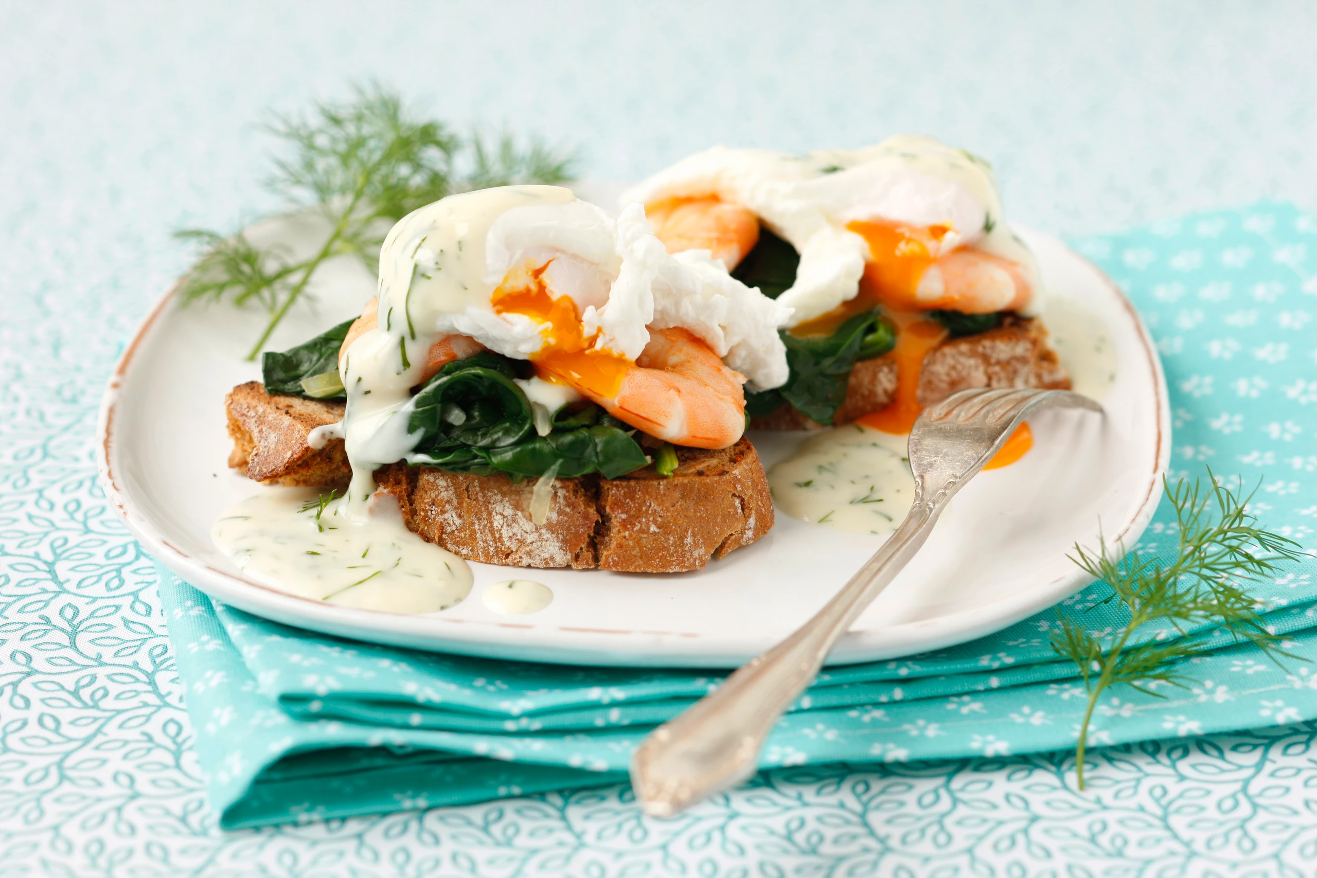 Pochierte Eier mit Spinat und Garnelen