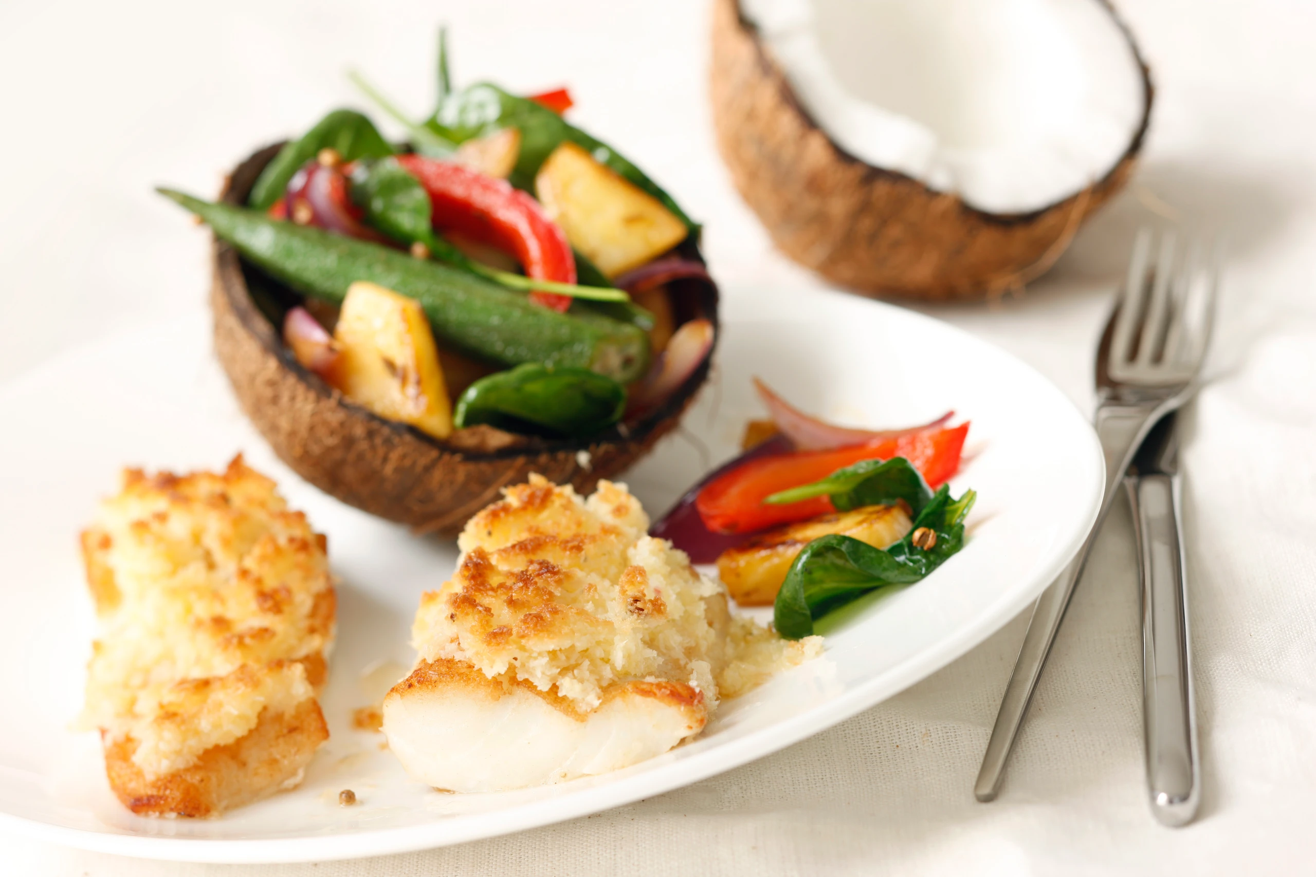 Kabeljau in Kokoskruste mit karibischem Salat