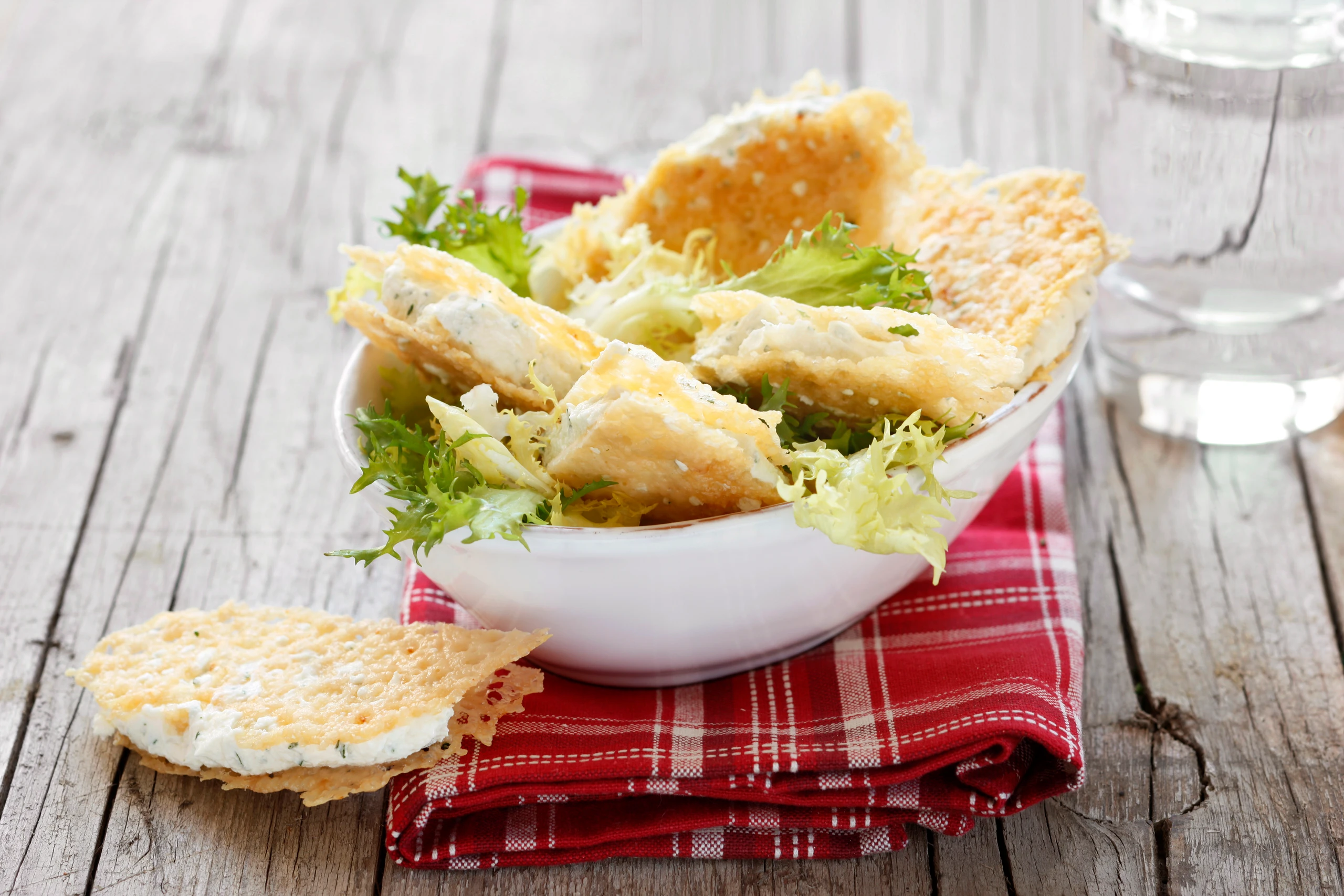 Parmesankekse mit Frischkäsefülle