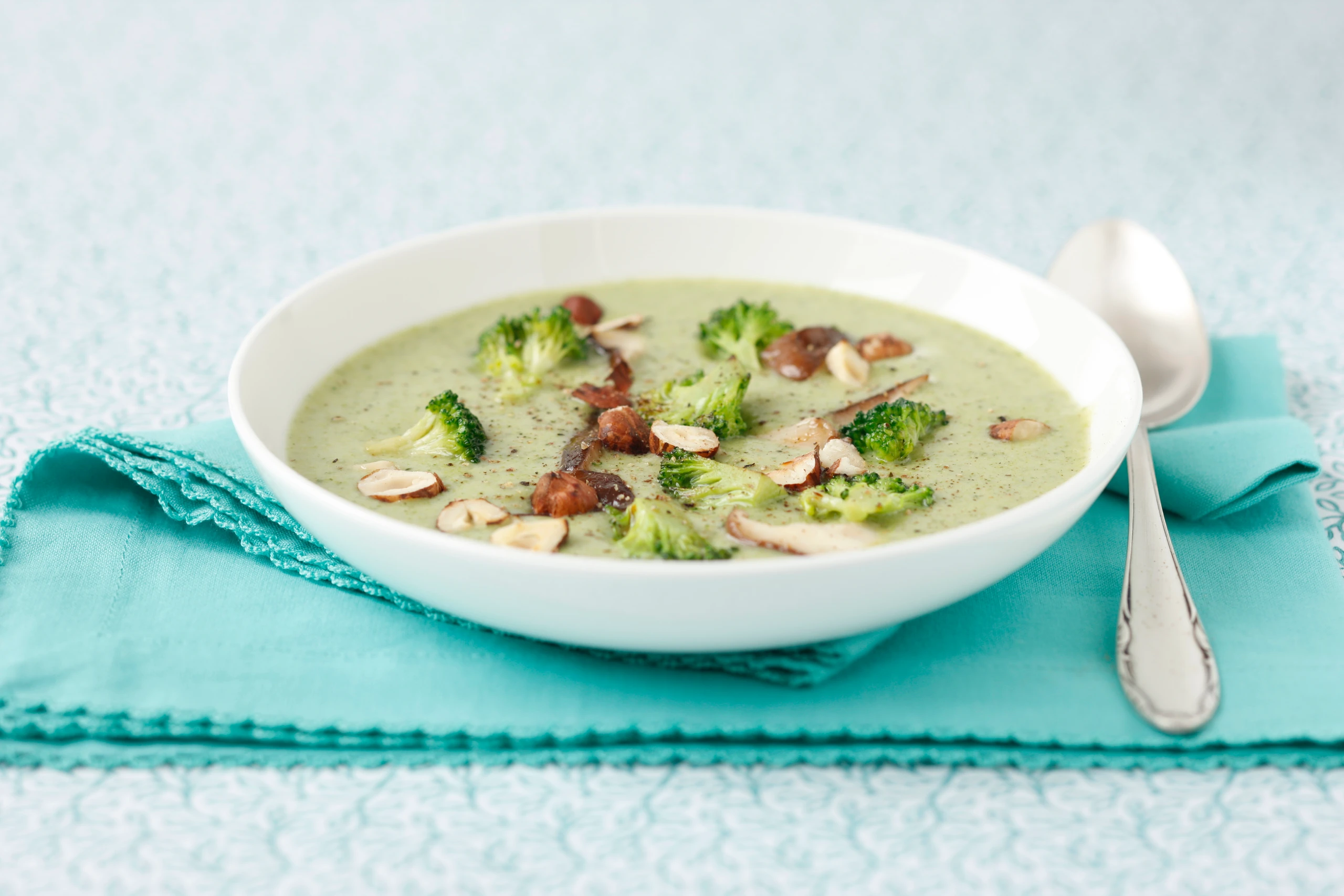 Brokkolisuppe mit Shiitake und Nüssen