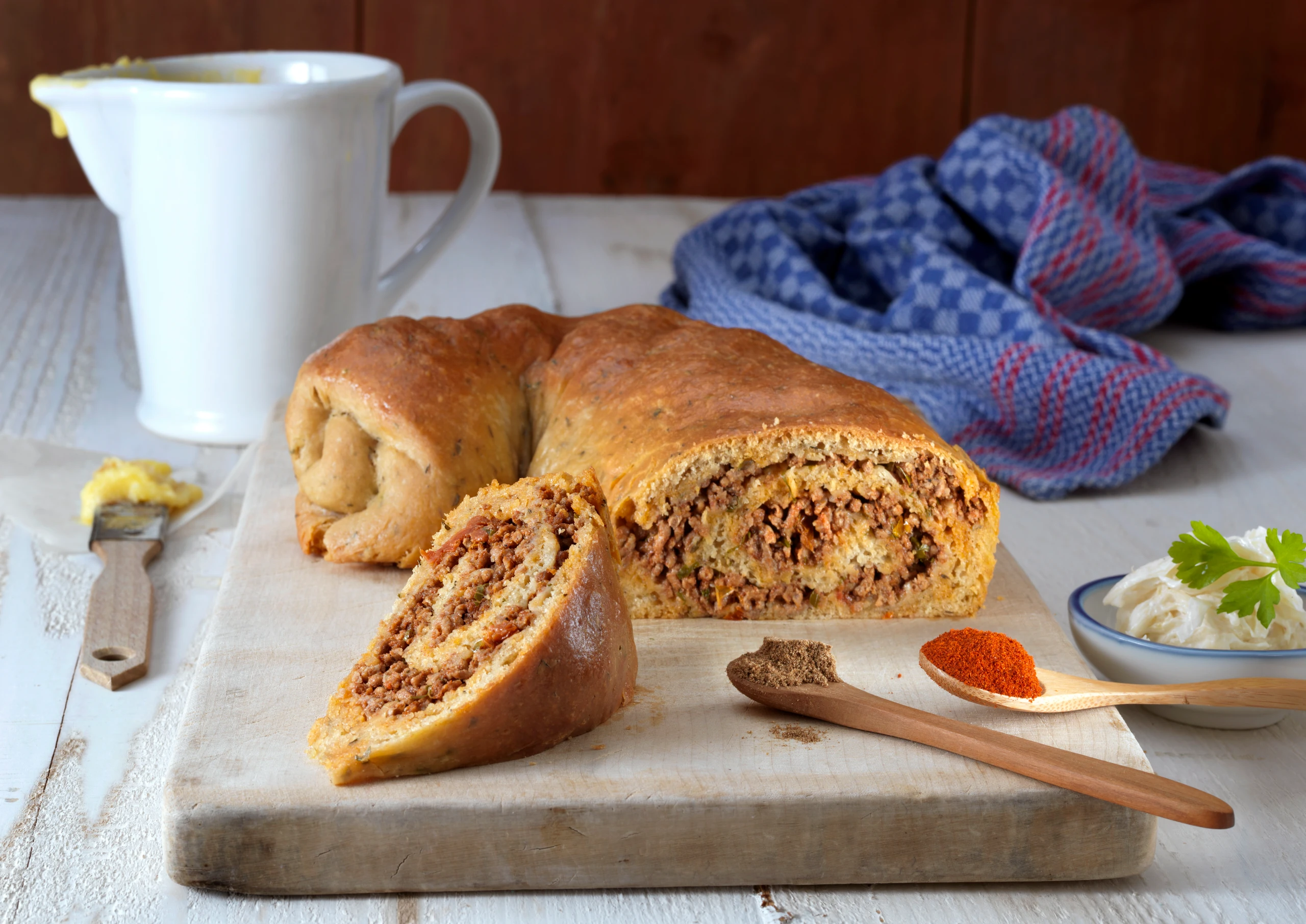 Fleischstrudel mit Sauerkrautsalat