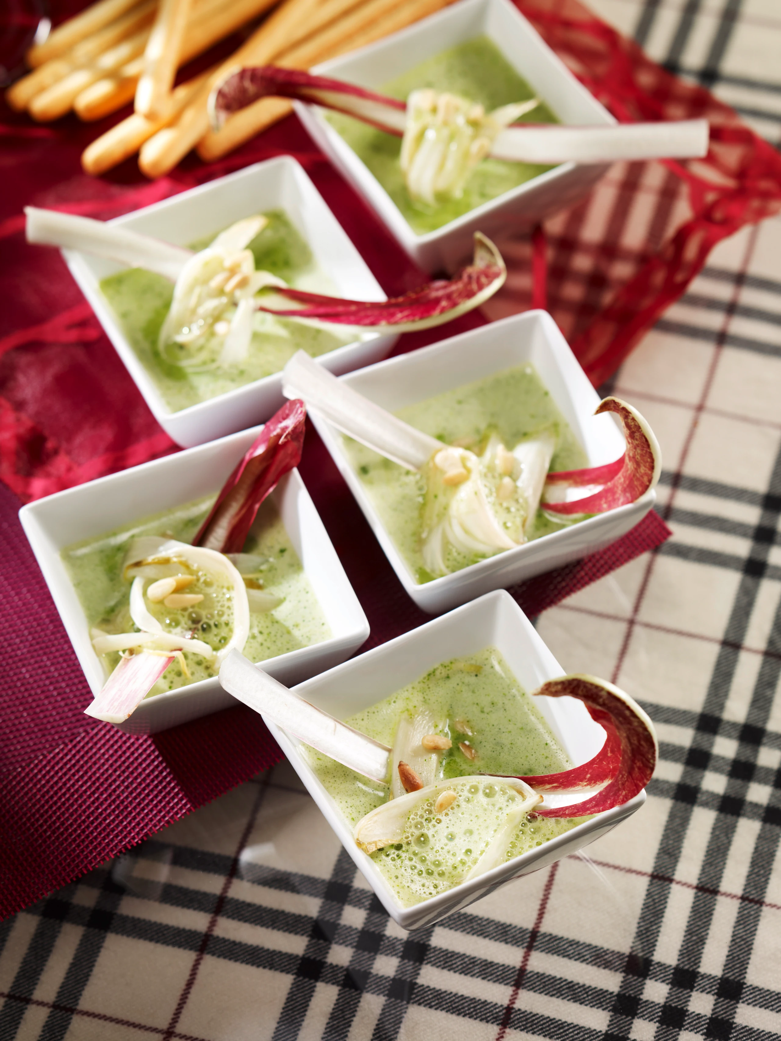 Rucolasuppe mit Chicorée und Radicchio