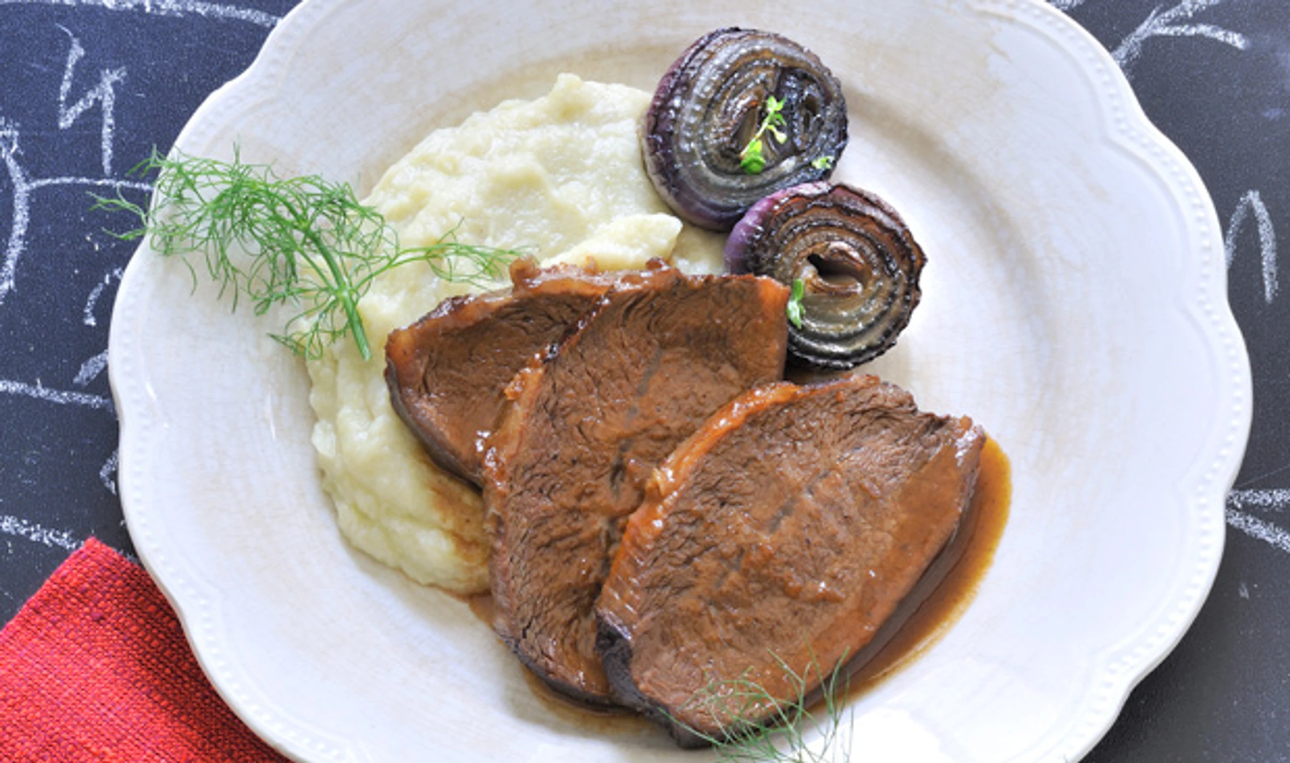 Schulterscherzel mit Fenchelpüree und Thymian-Zwiebeln