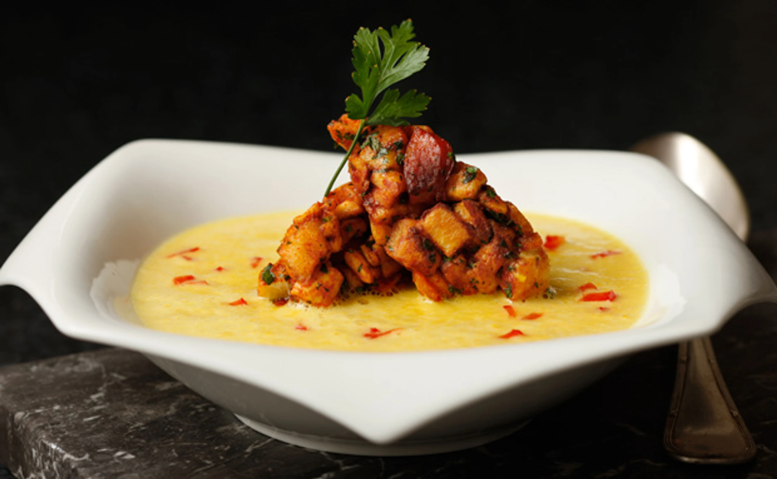 Gelbe Paprikasuppe mit Wurstlaibchen