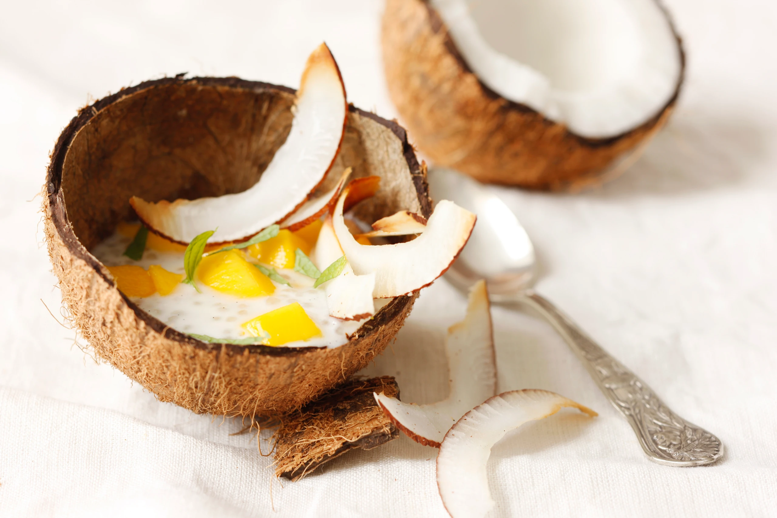 Kalte Kokossuppe mit Mango