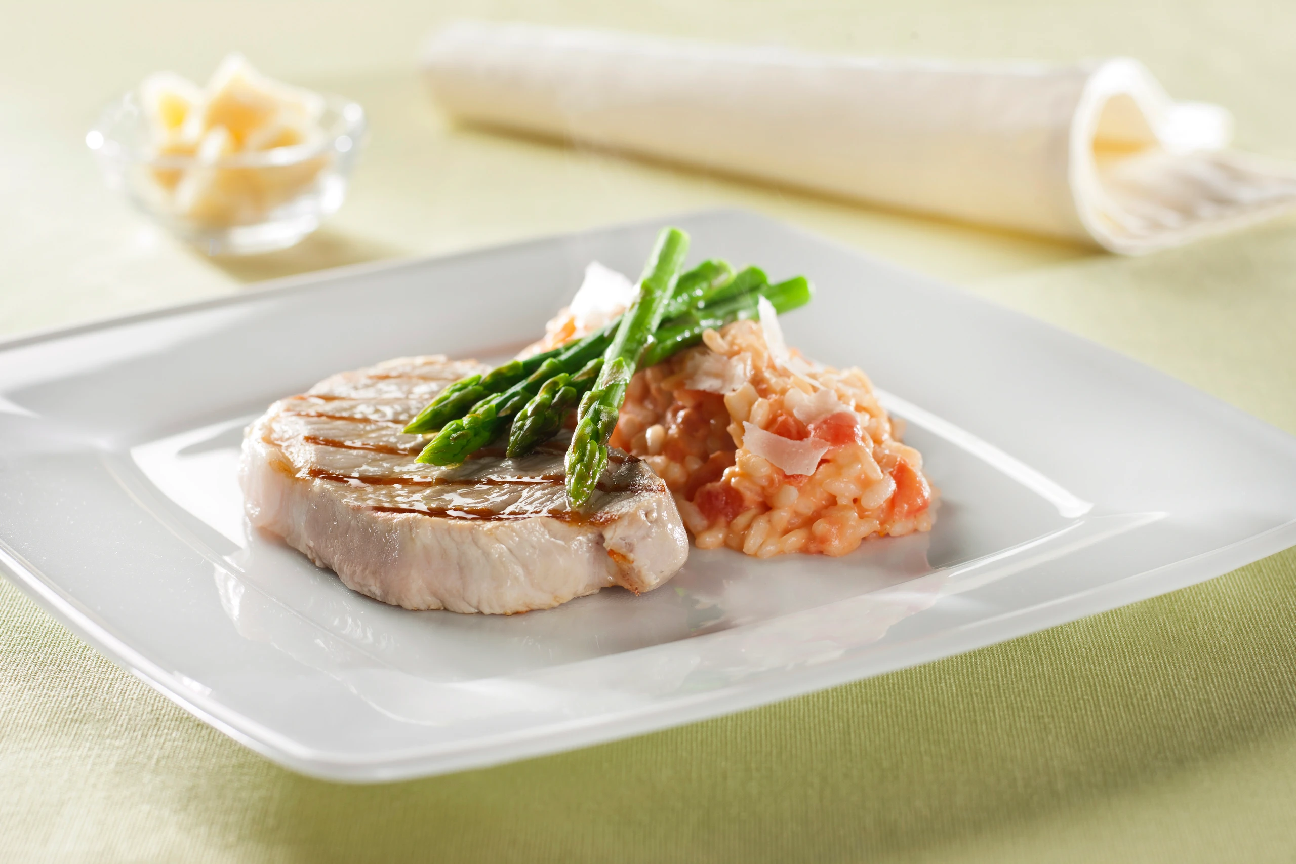 Schweinssteak mit Paradeisrisotto und grünem Spargel