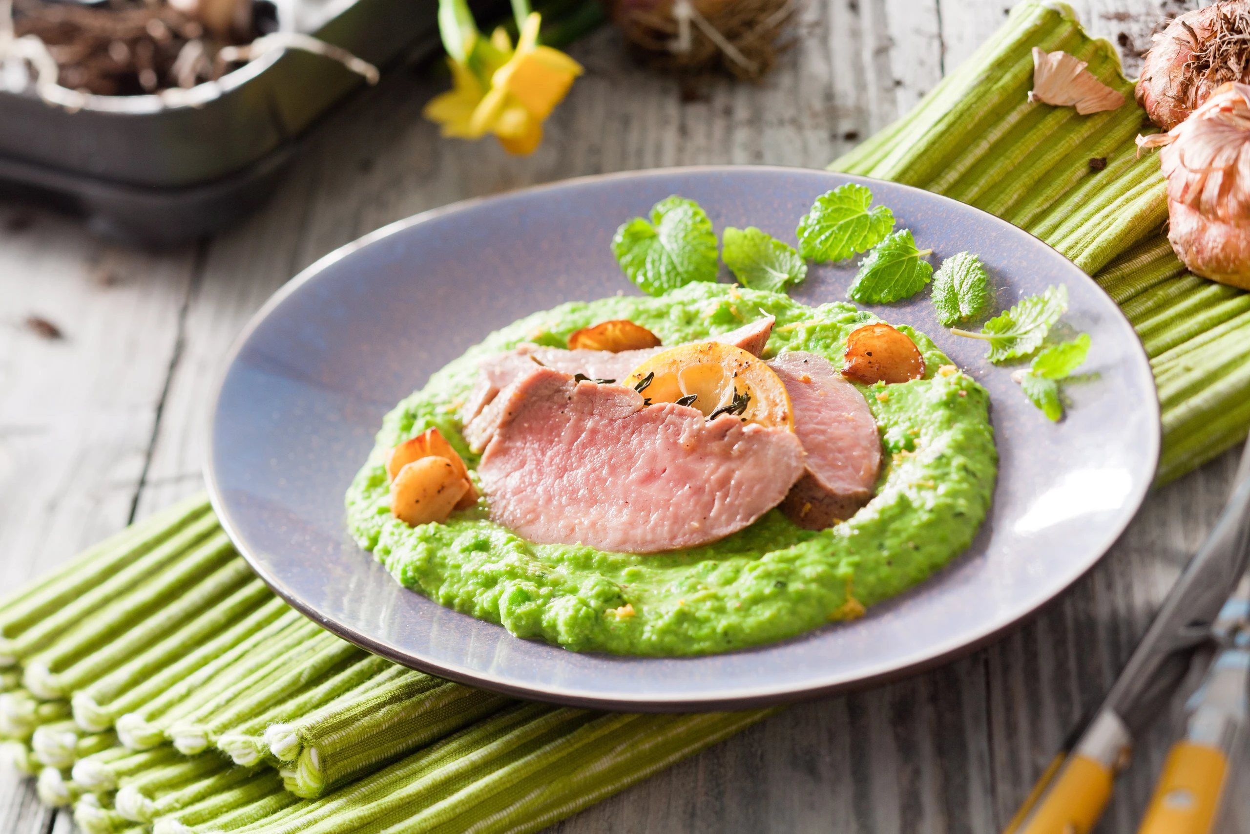 Schweinsfilet mit Erbsen-Minzepüree