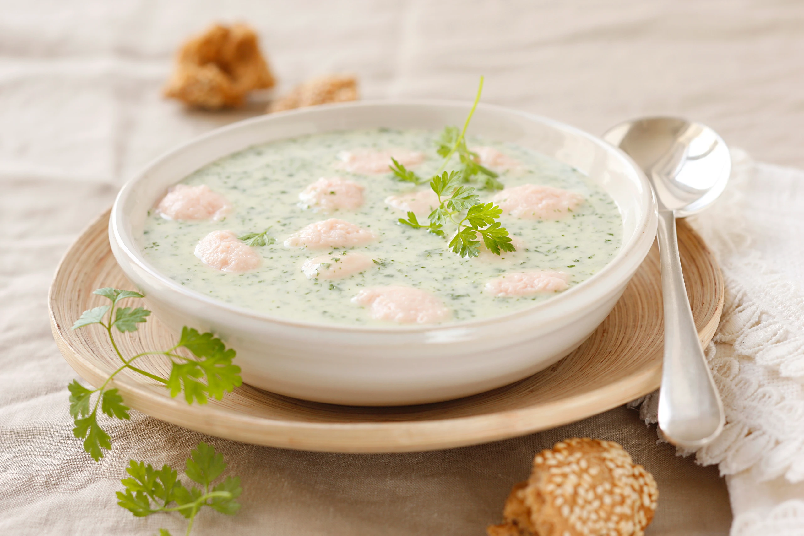 Kerbelsuppe mit Fischnockerln