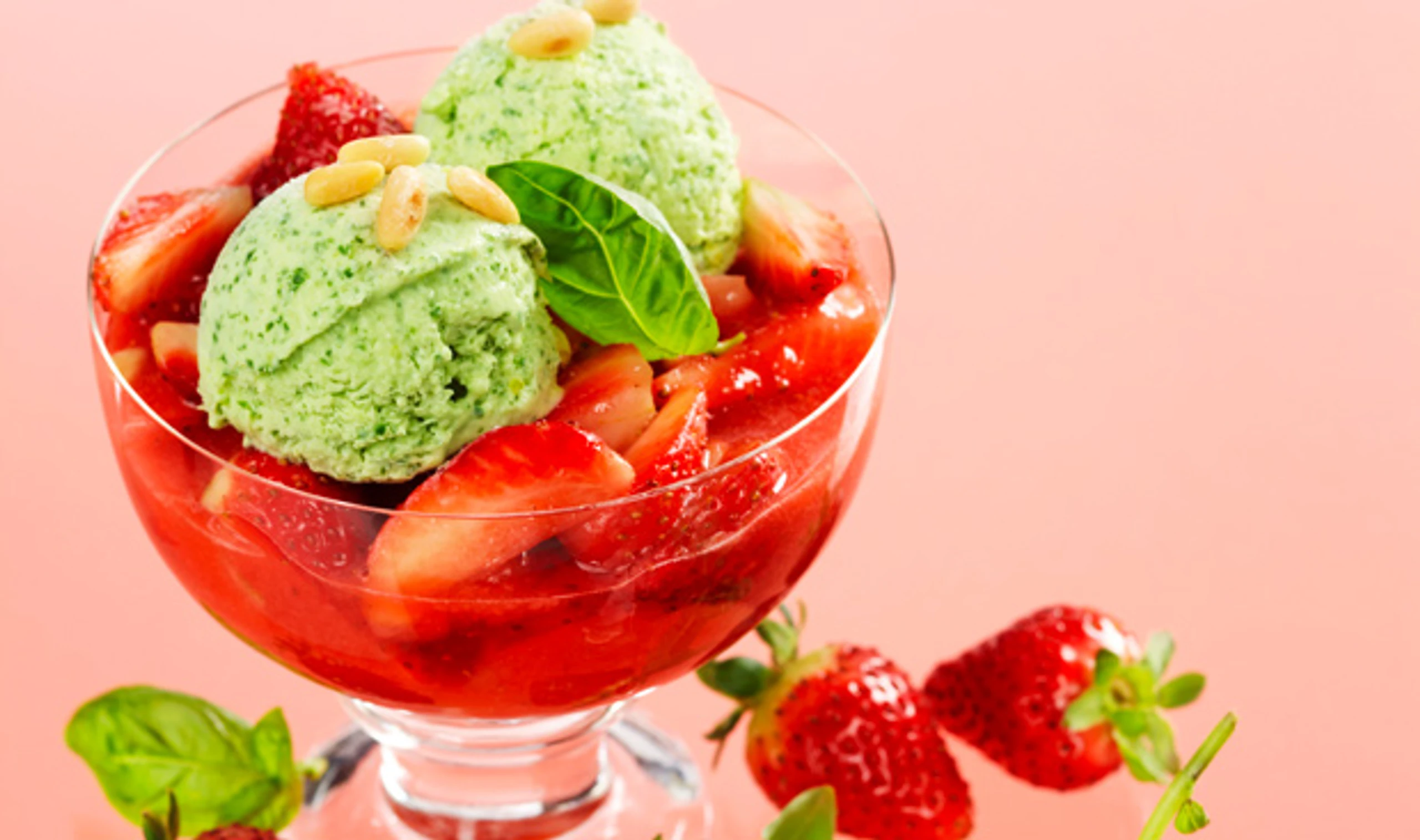 Basilikum-Pignoli-Eis mit Erdbeersalat