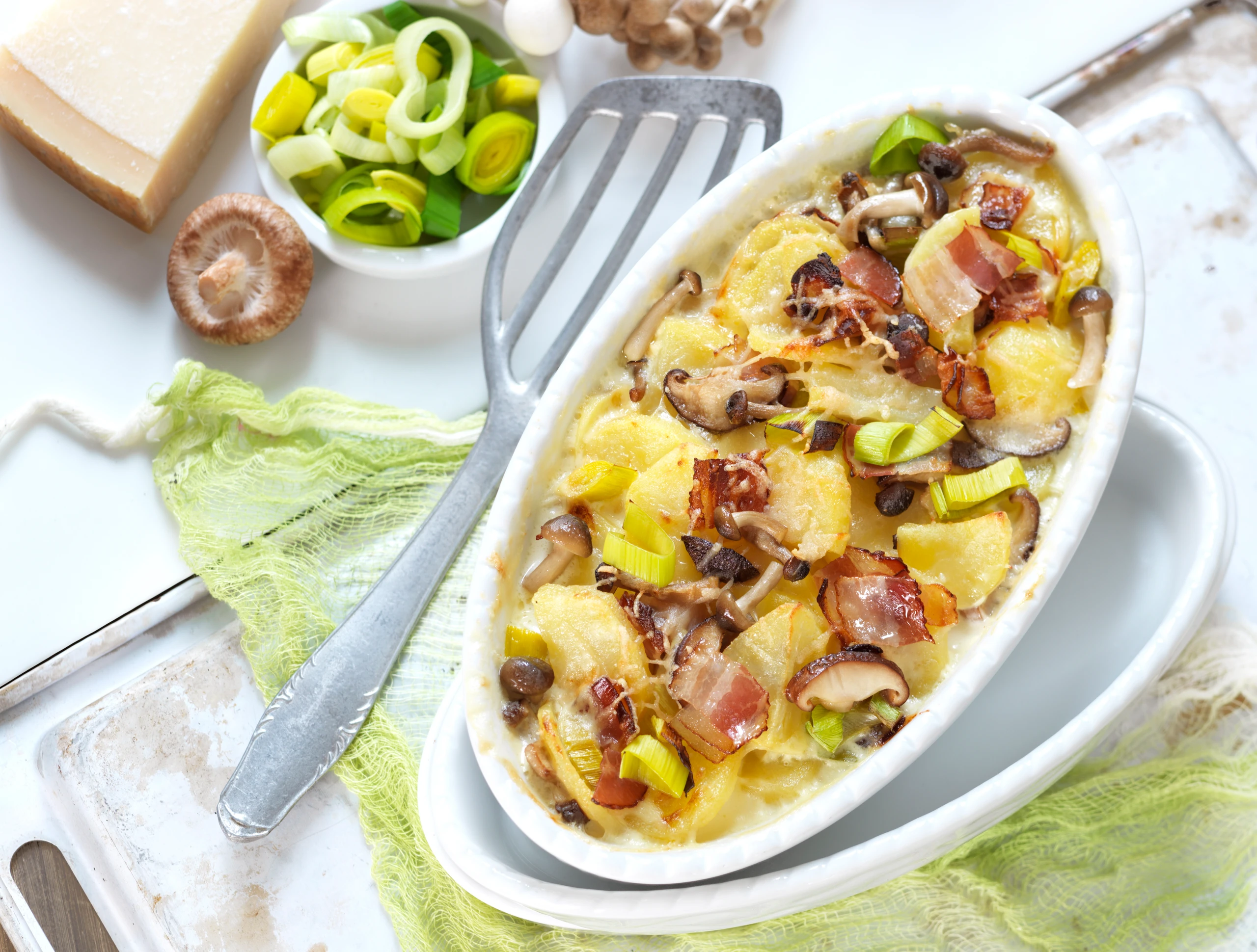 Erdäpfelgratin mit Pilzen, Lauch und Speck