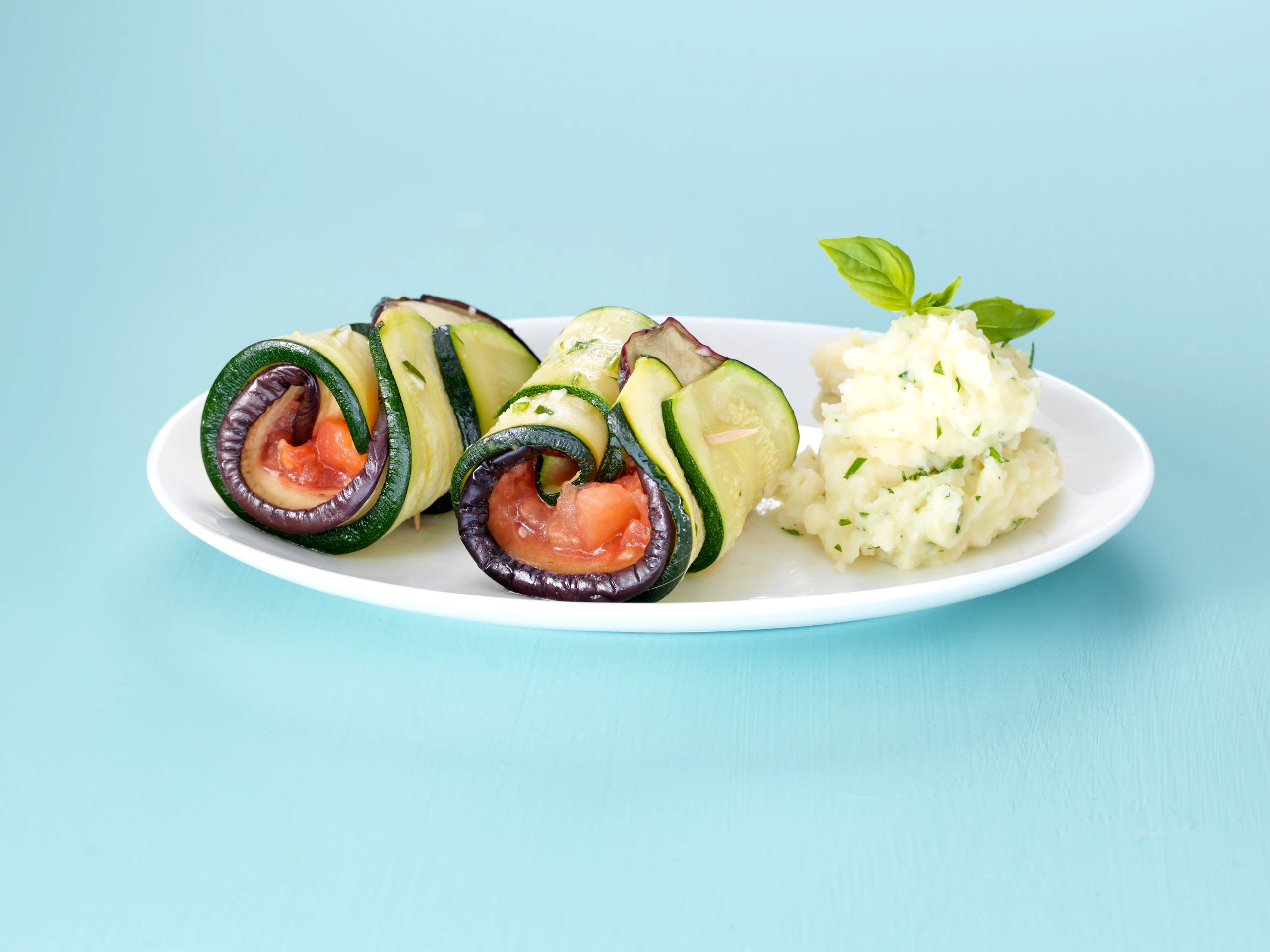 Melanzani-Zucchini-Röllchen mit Basilikum-Püree