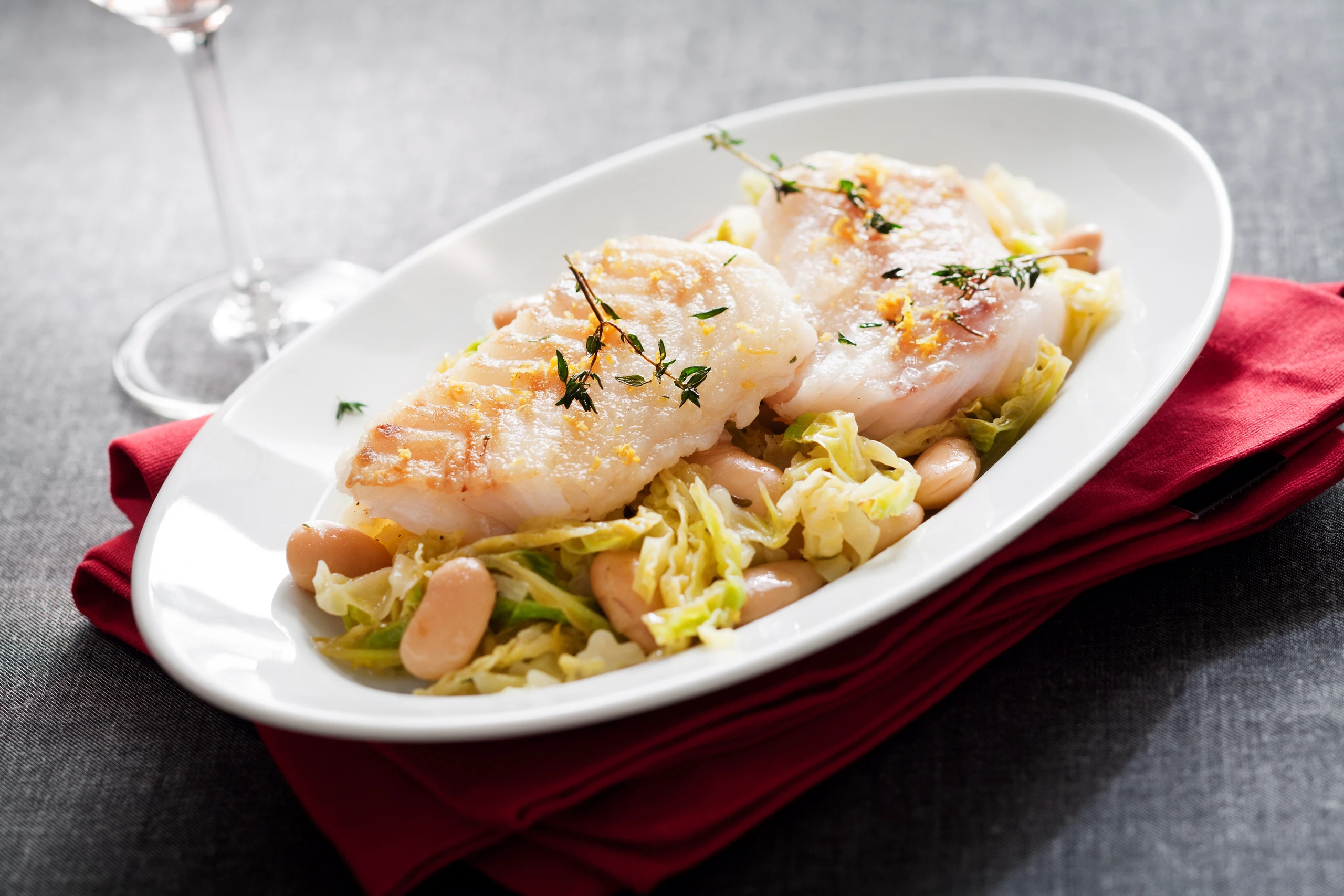 Kabeljaufilet auf Kohlgemüse