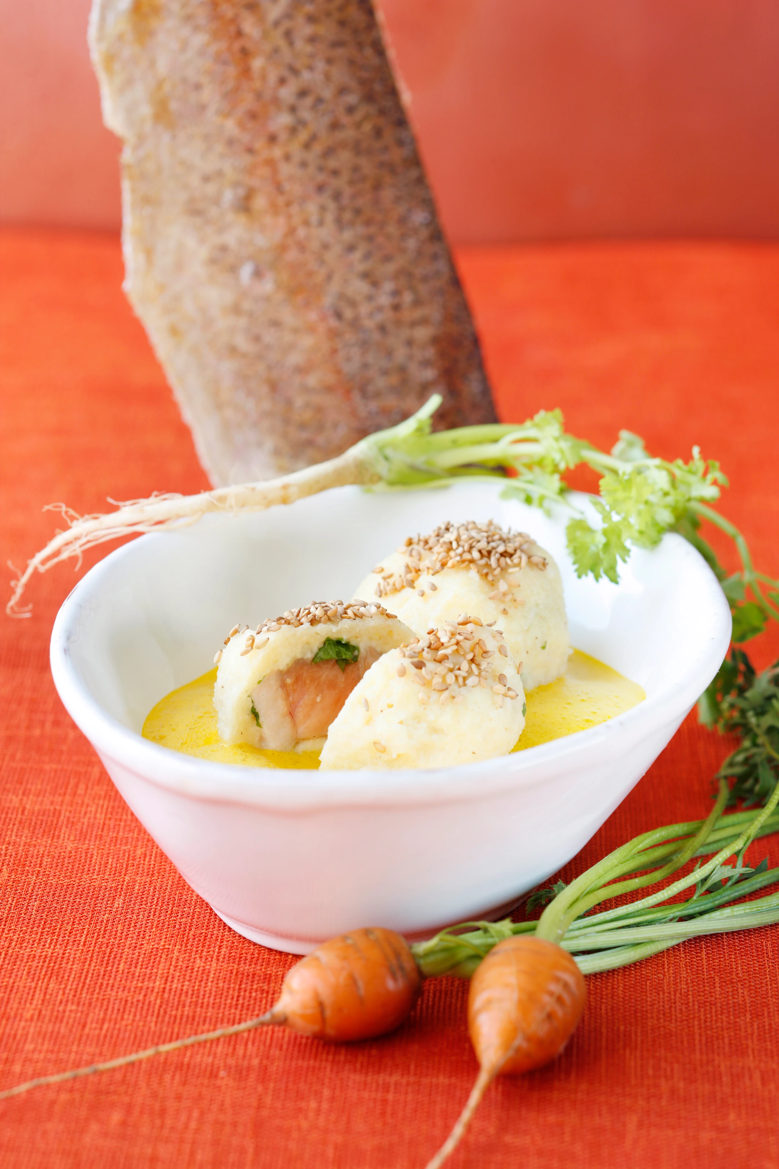 Topfenknödel mit Lachs und Karottensauce