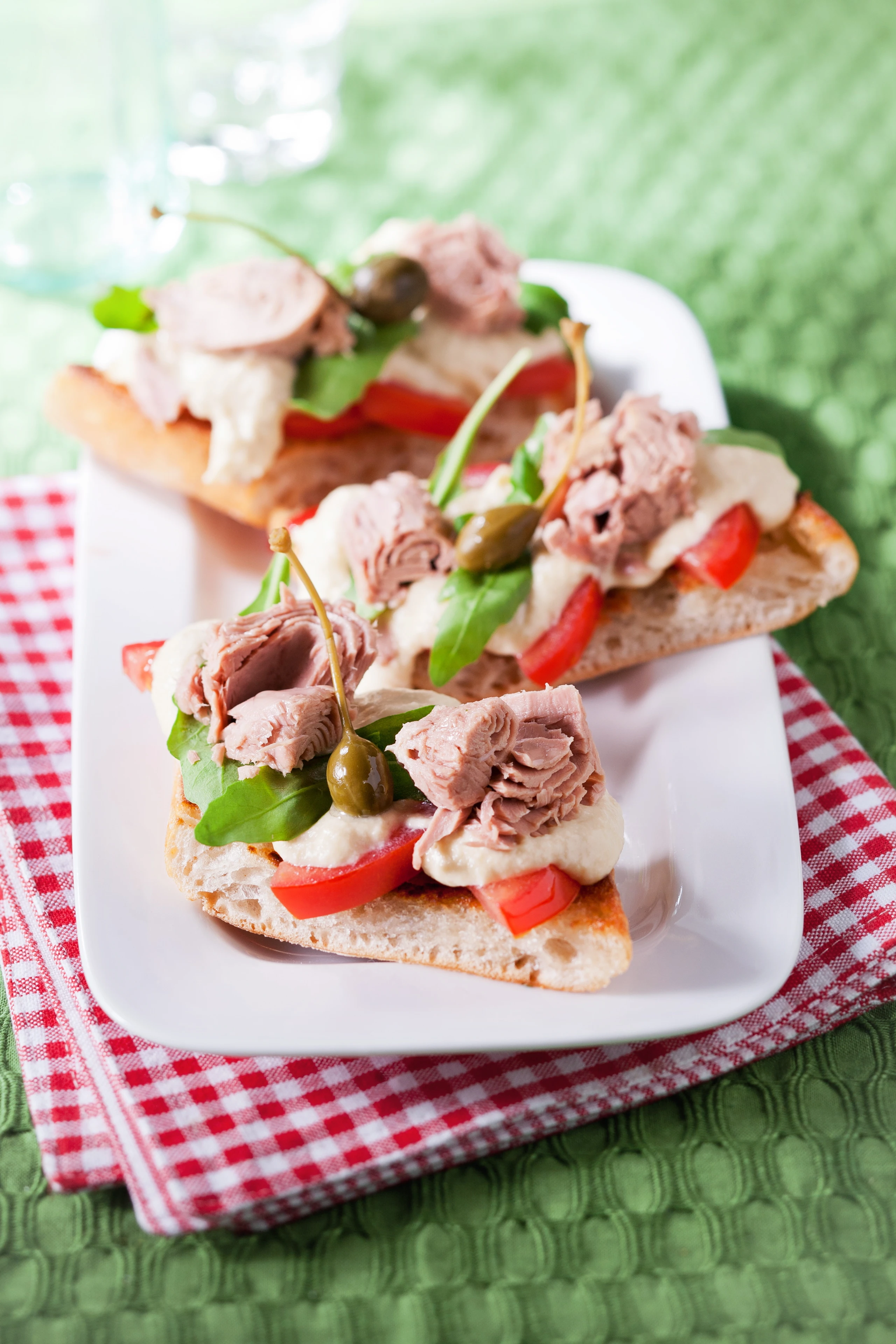 Bruschetta mit Melanzani und Thunfisch