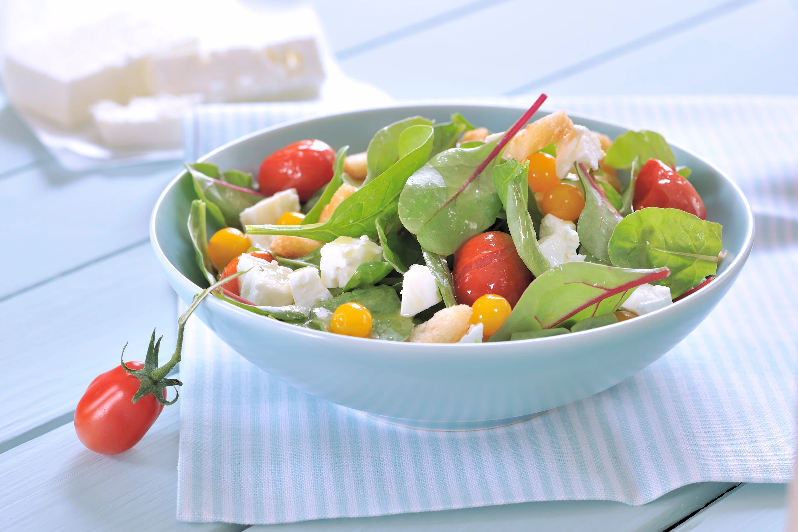 Spinatsalat mit Schafkäse und Brotstücken