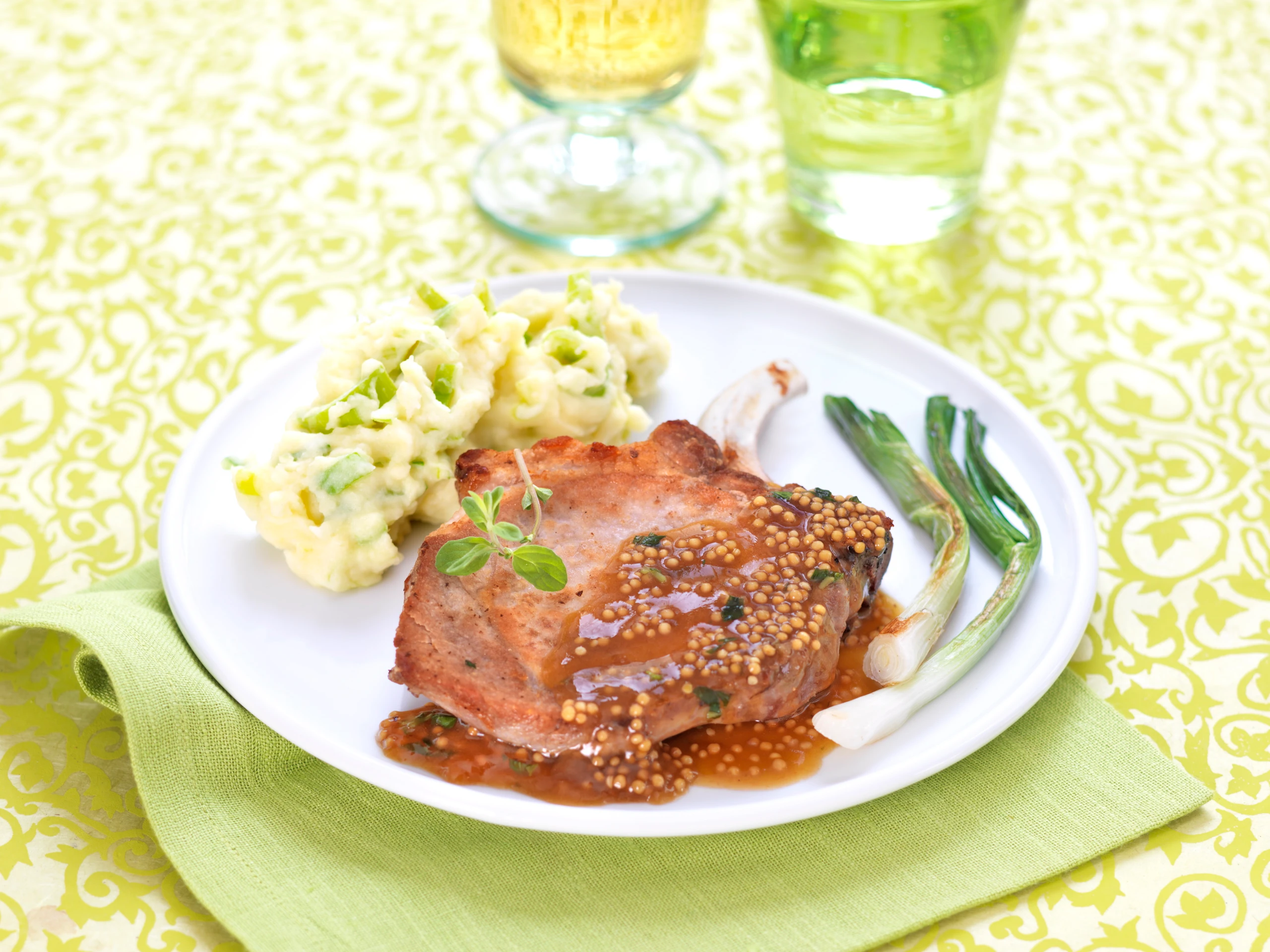 Schweinskotelett mit Senfsauce