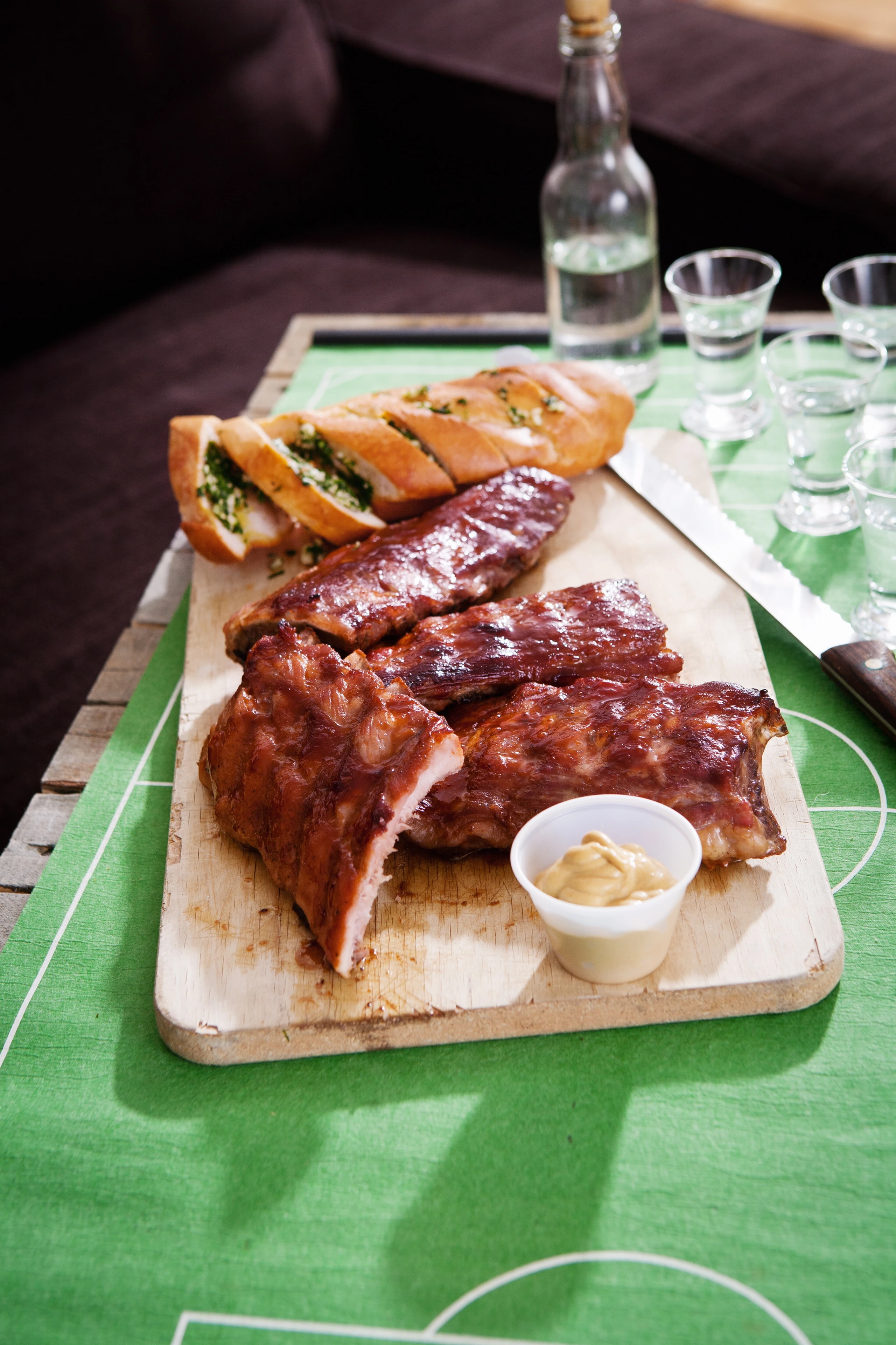 Honig-Bier-Ripperl mit Knoblauchbaguette