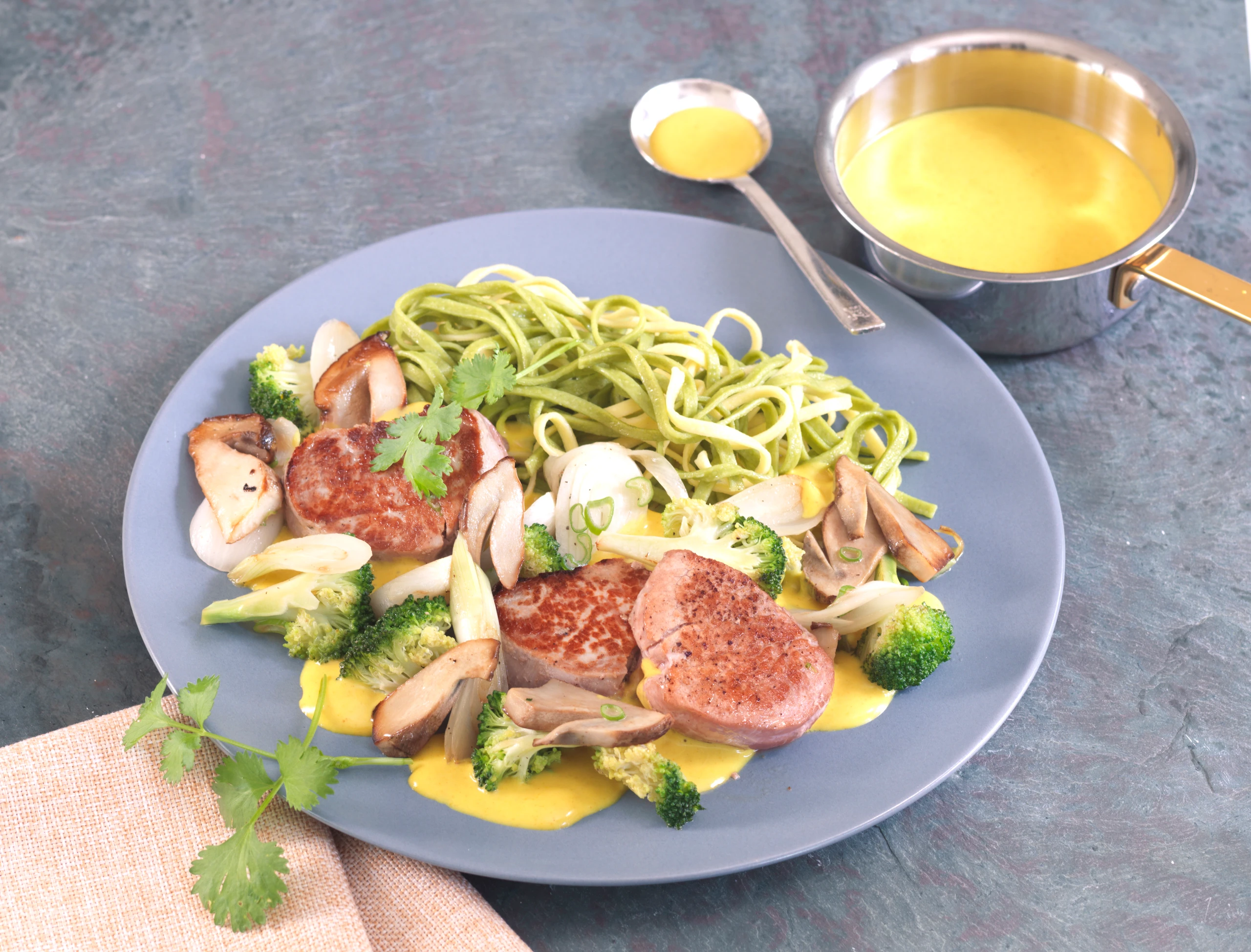 Schweinsmedaillons mit Currysauce