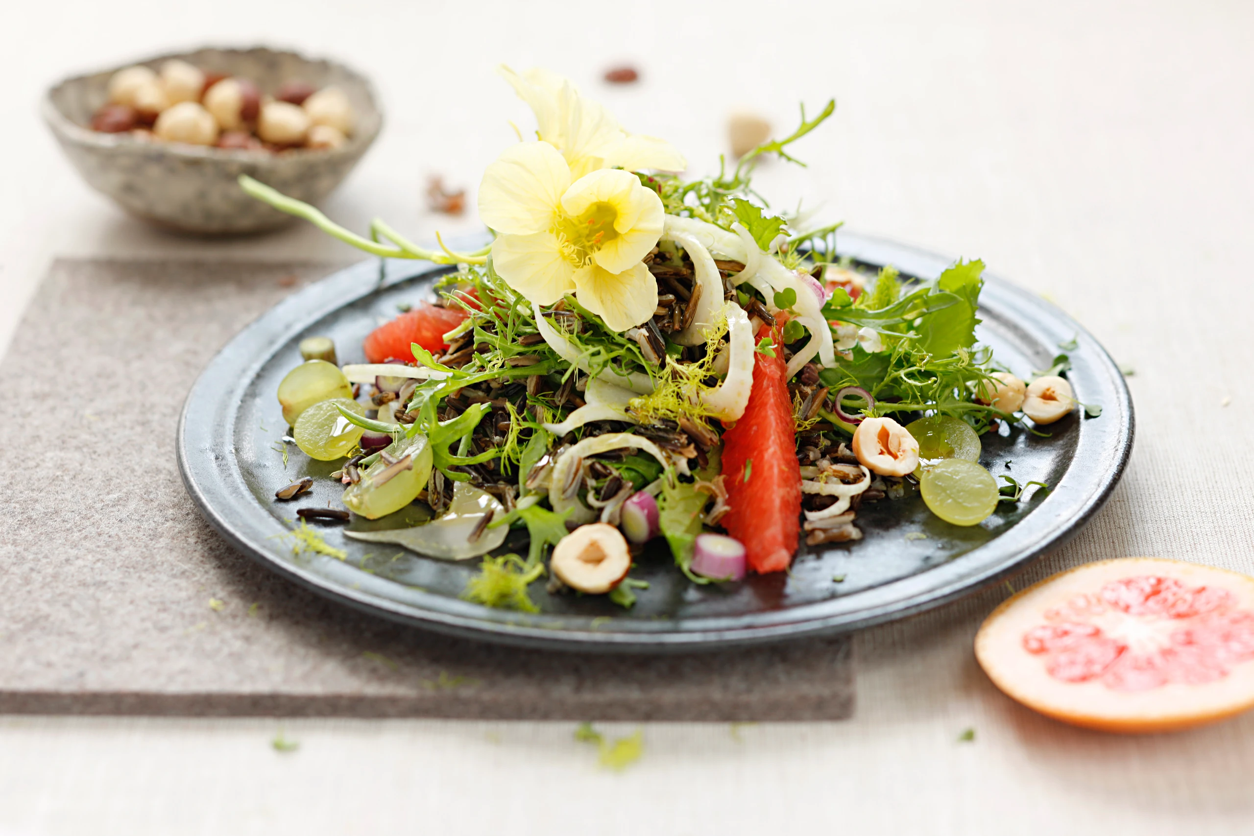 Salat mit Reis, Grapefruit und Fenchel