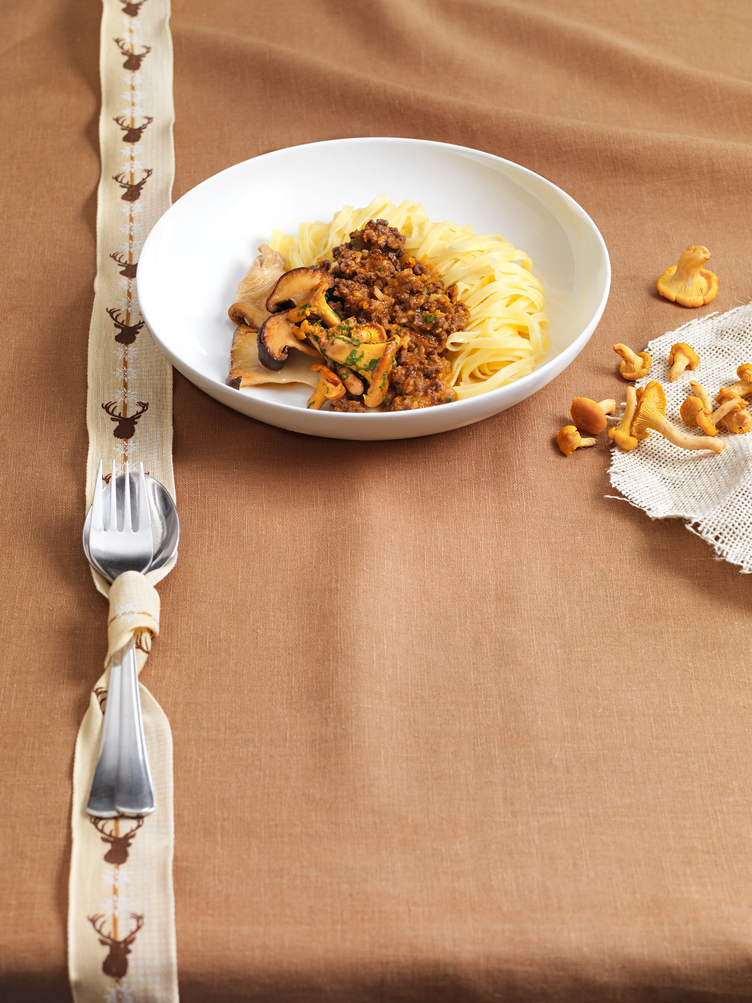 Nudeln mit Hirschsugo und Waldpilzen