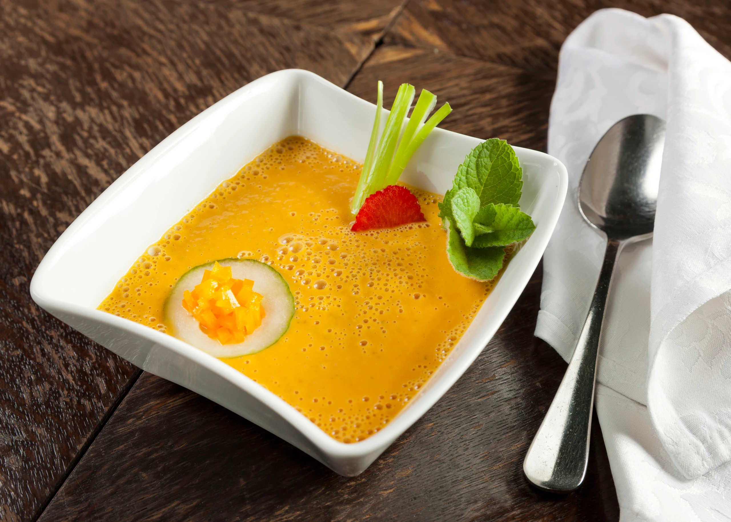 Kalte Gemüsesuppe mit Erdbeeren