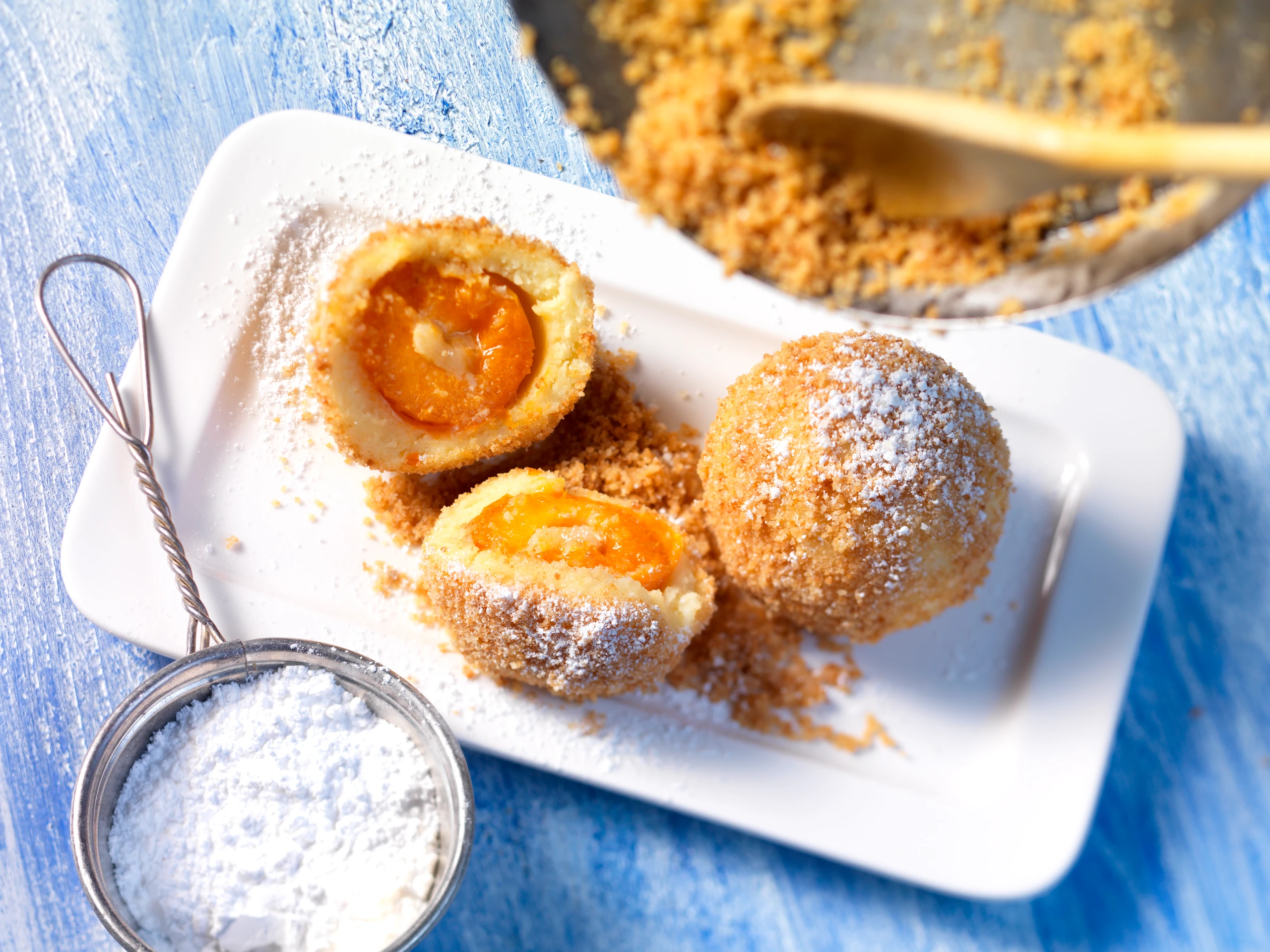 Marillenknödel mit Butterbröseln
