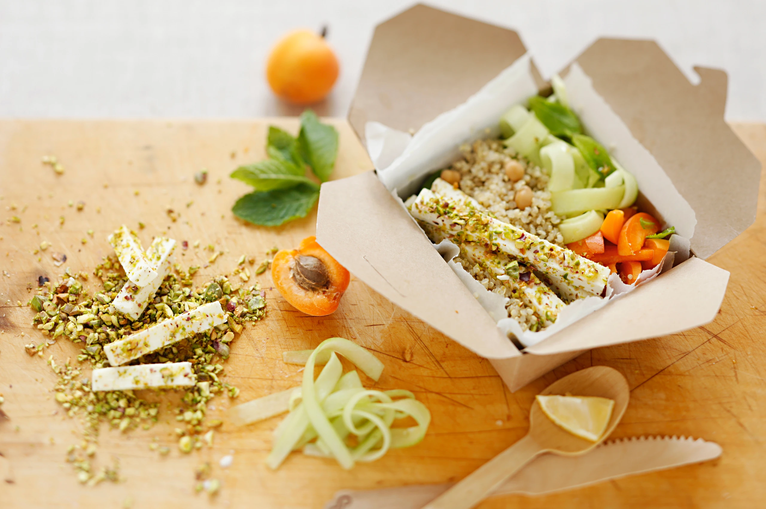 Quinoa-Marillen-Salat mit Pistazien-Feta