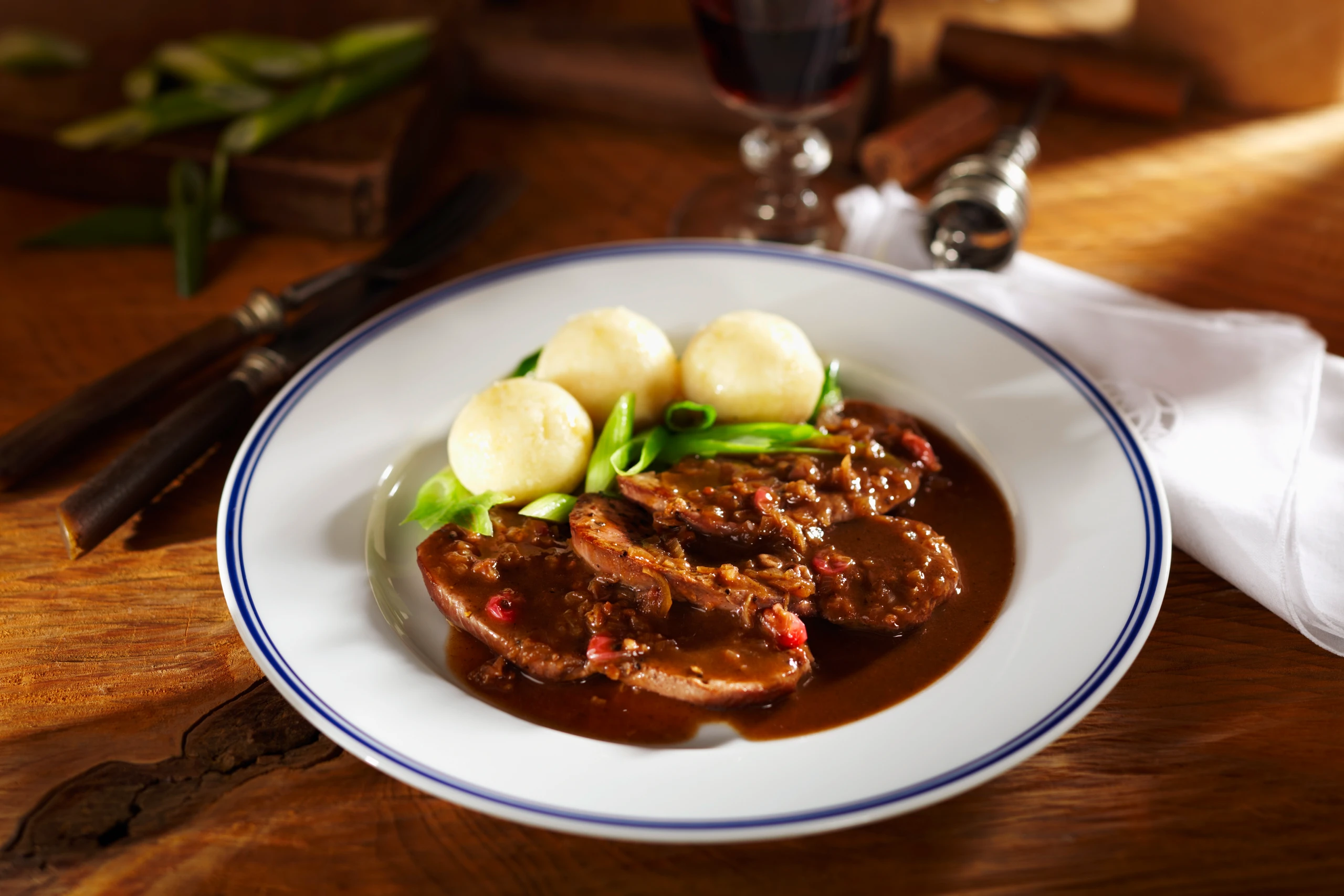 Rehschnitzel mit Hagebuttensauce und Grießknöderln