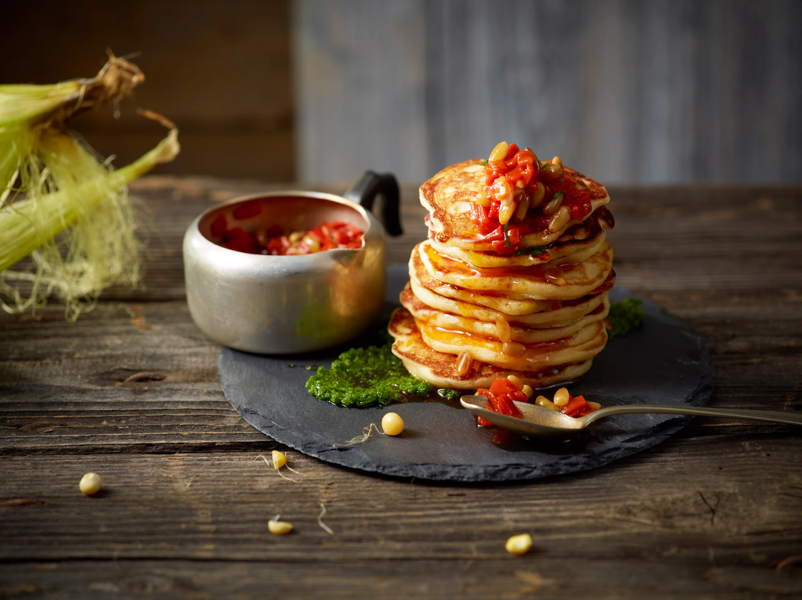 Mais-Pancakes mit Bergkäse und Paprikasalsa