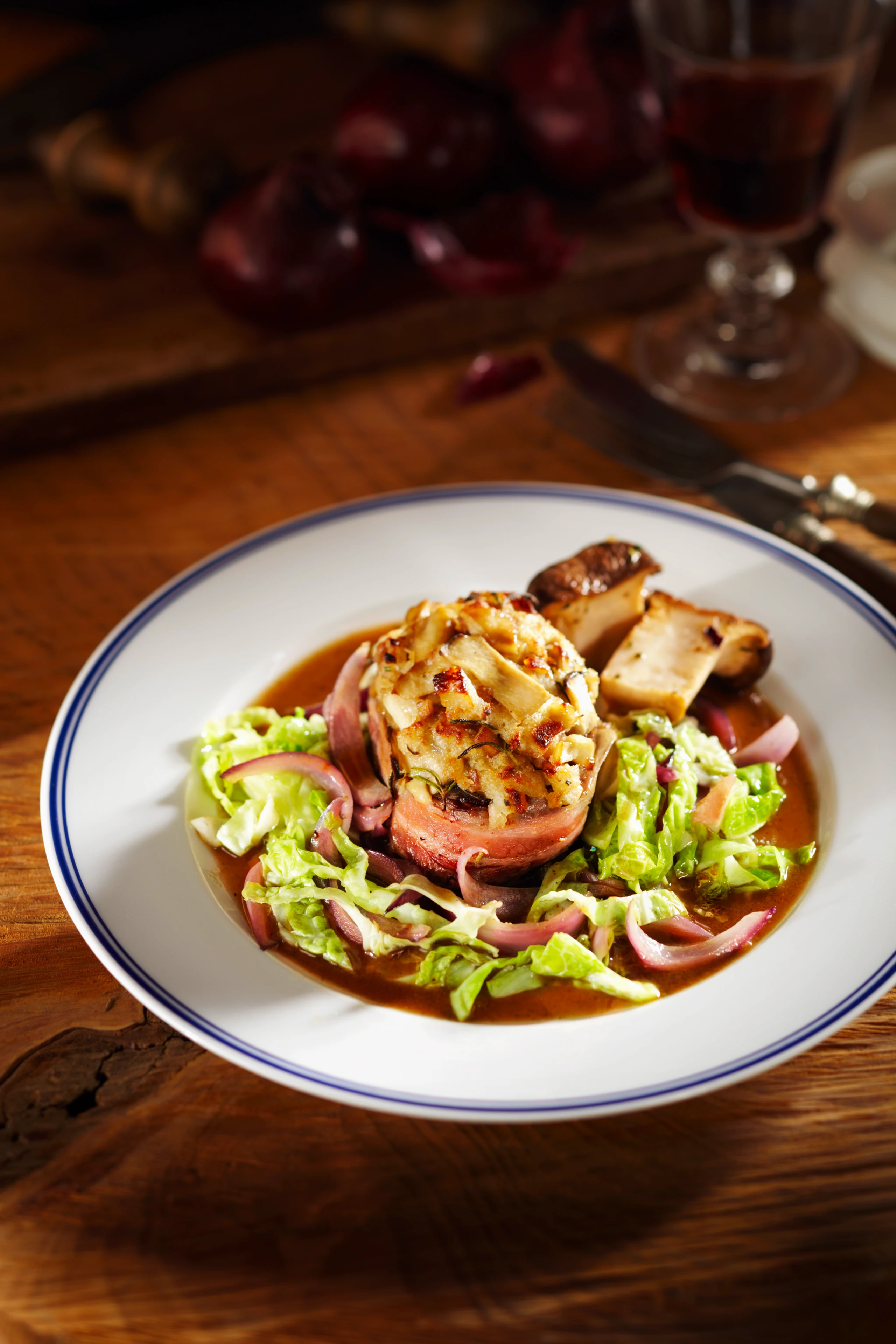 Hirschsteak mit Steinpilzkruste und Kohl