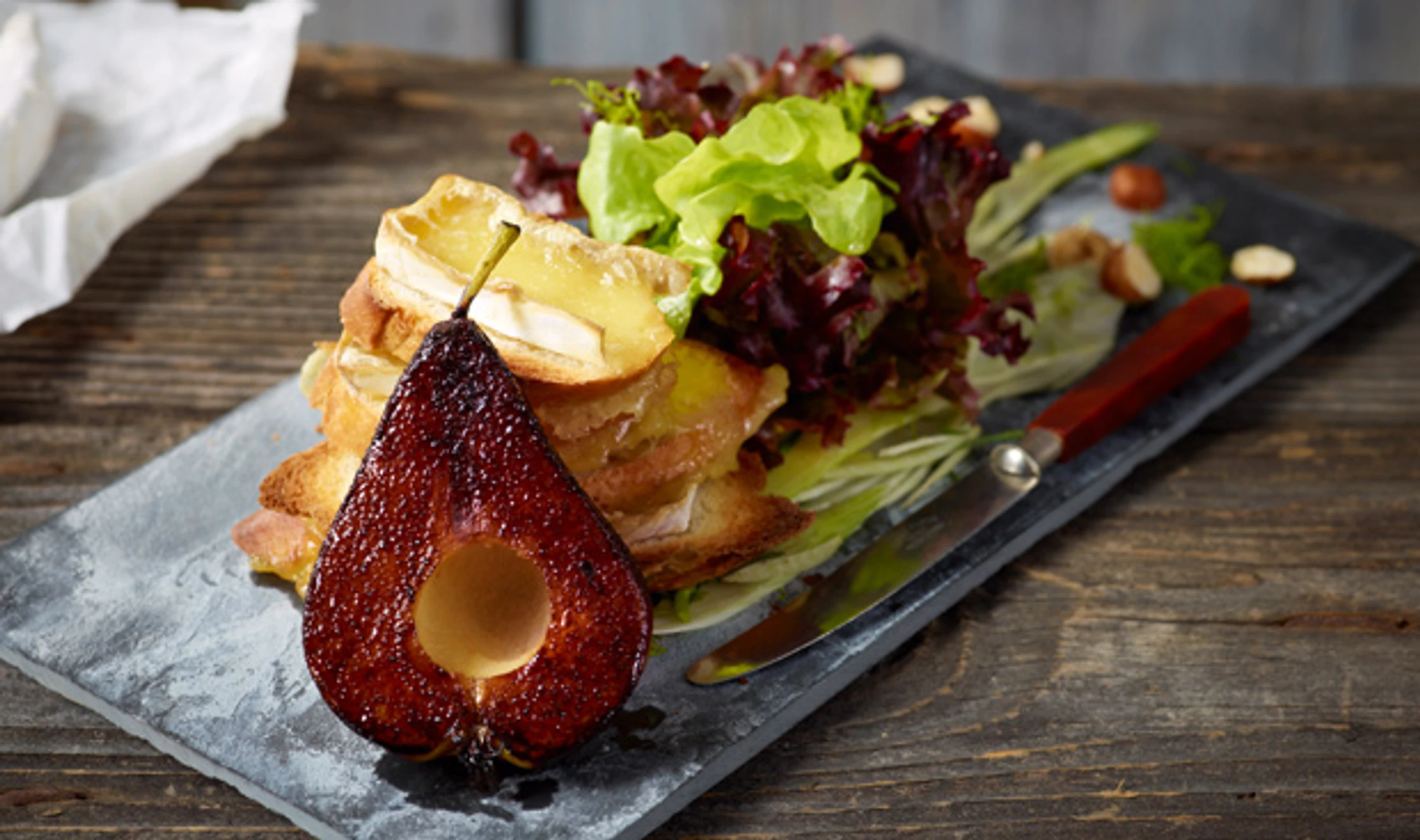 Brie-Crostini mit Kaffeebirne und Salat