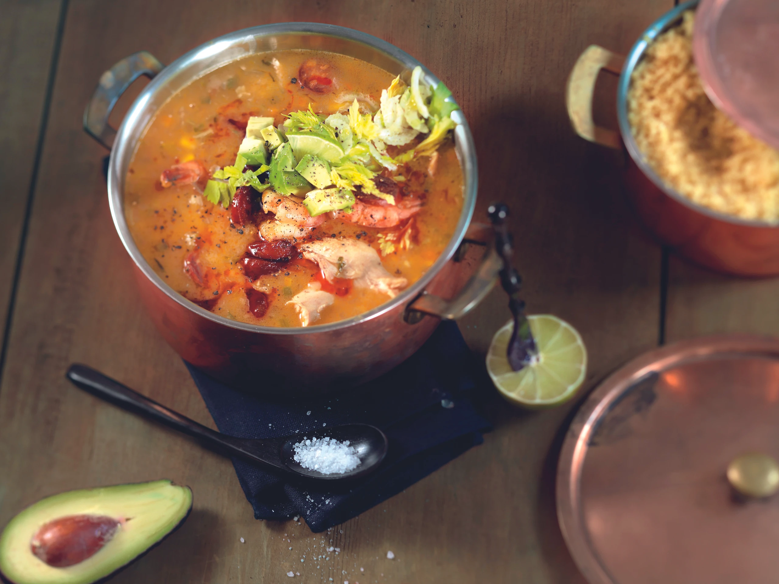 Gumbo mit Huhn, Chorizo und Garnelen