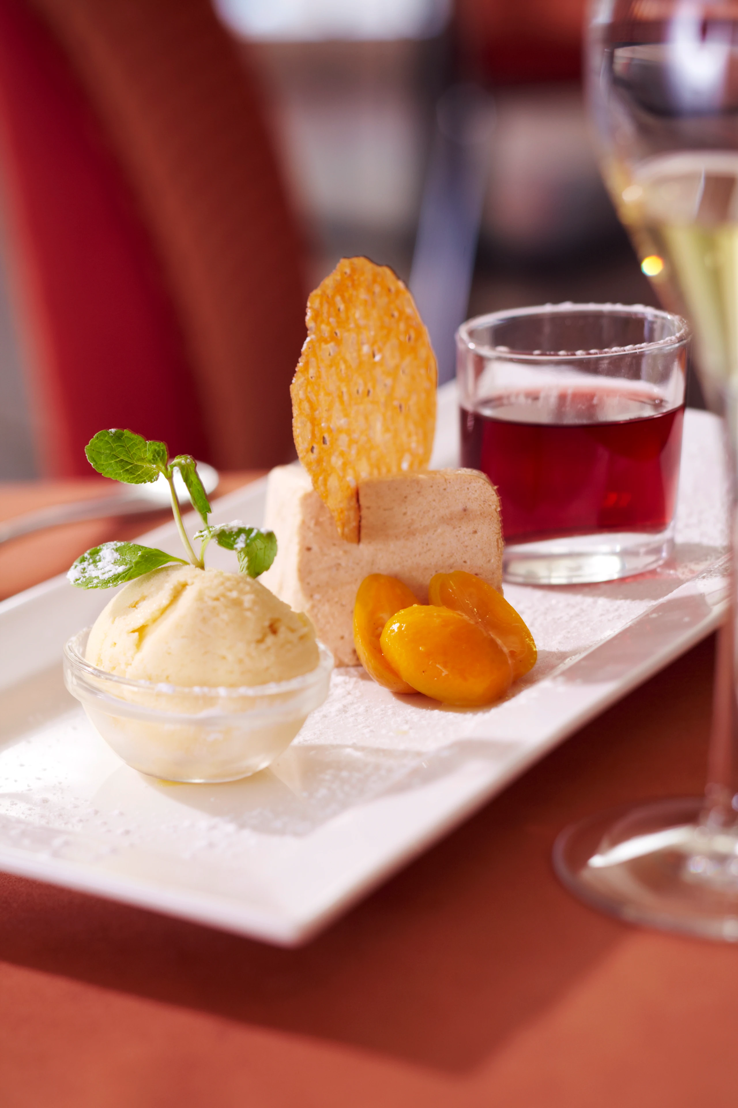 Zimtmousse mit Kumquatkompott und Honighippen