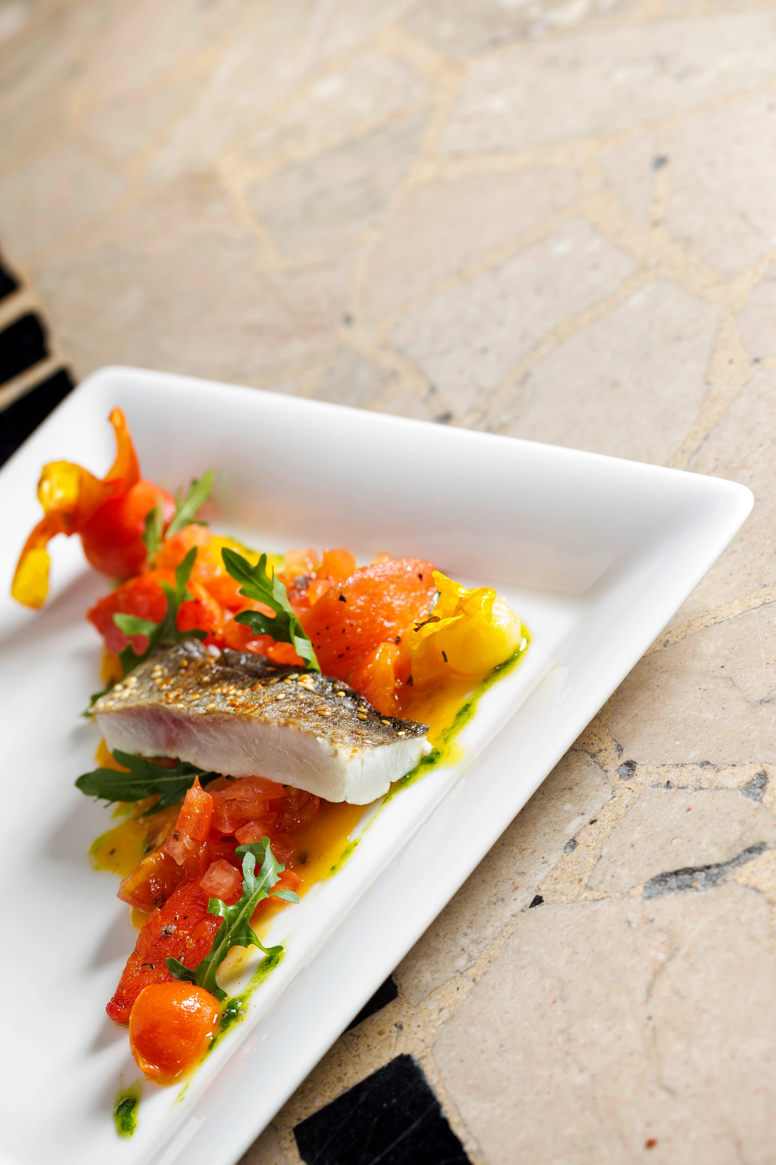 Goldbrasse mit Paradeisern