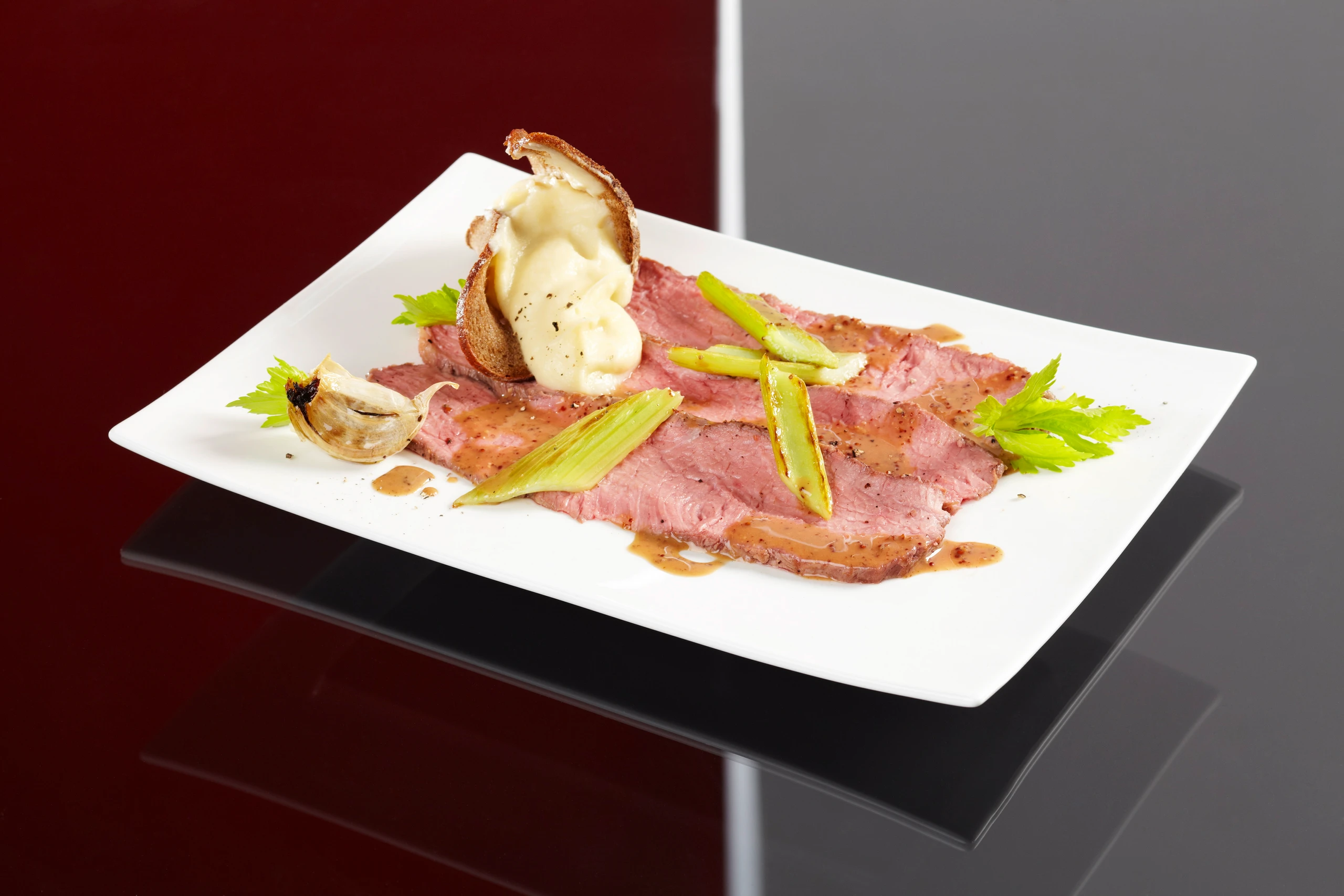 Beiried mit Senfsauce und Selleriepüree