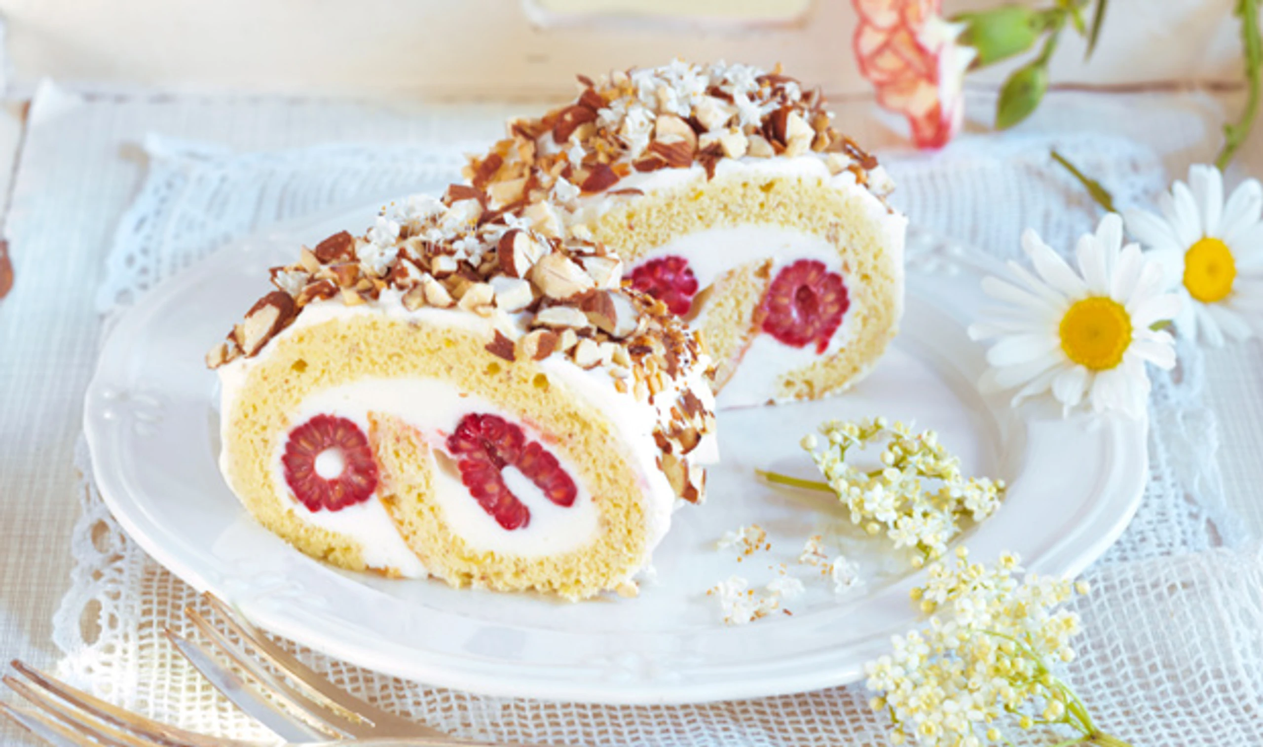 Holunder-Roulade mit Himbeeren und Mandeln