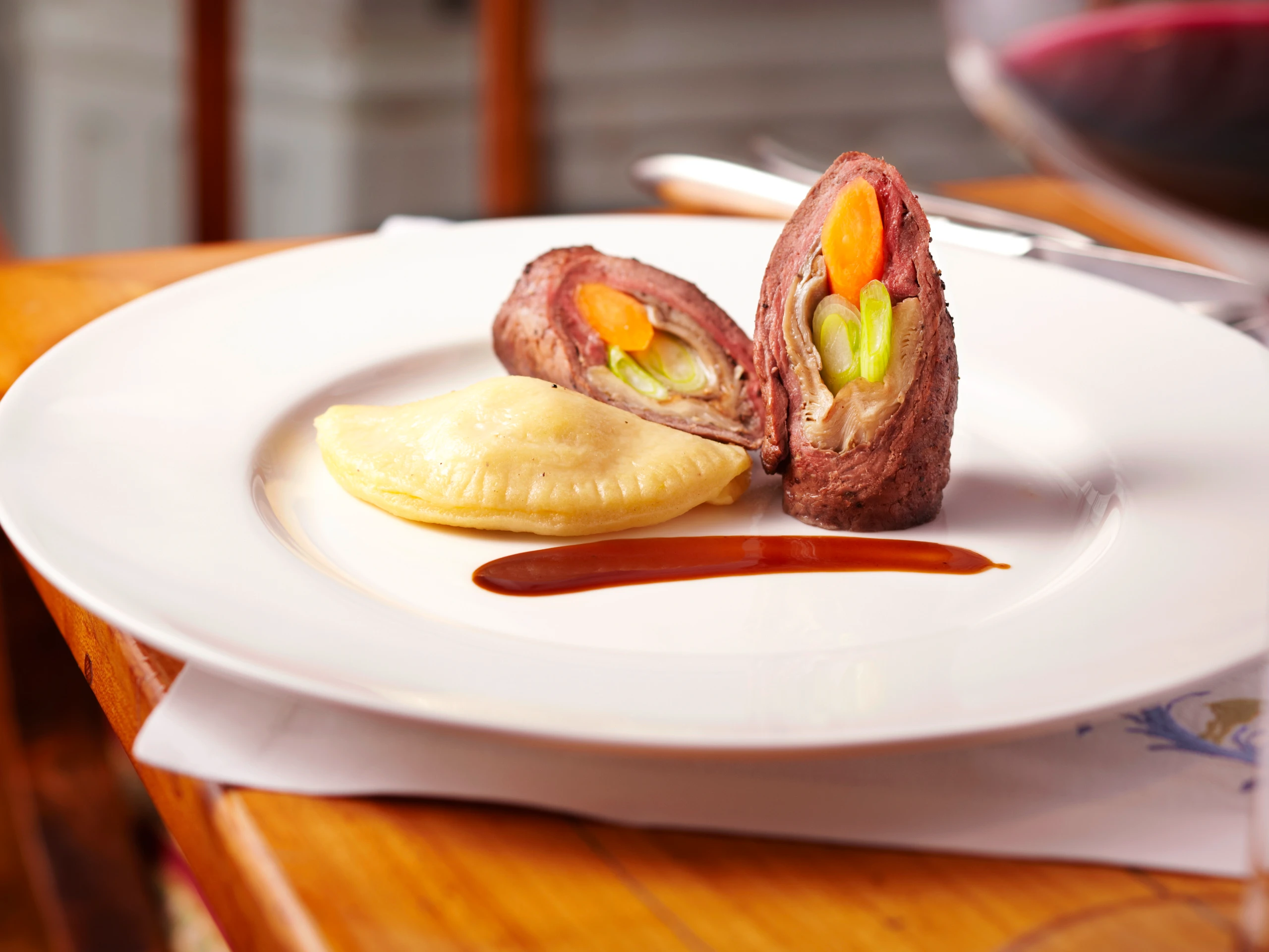 Hirschroulade mit Gemüsefülle und Erdäpfeltascherln