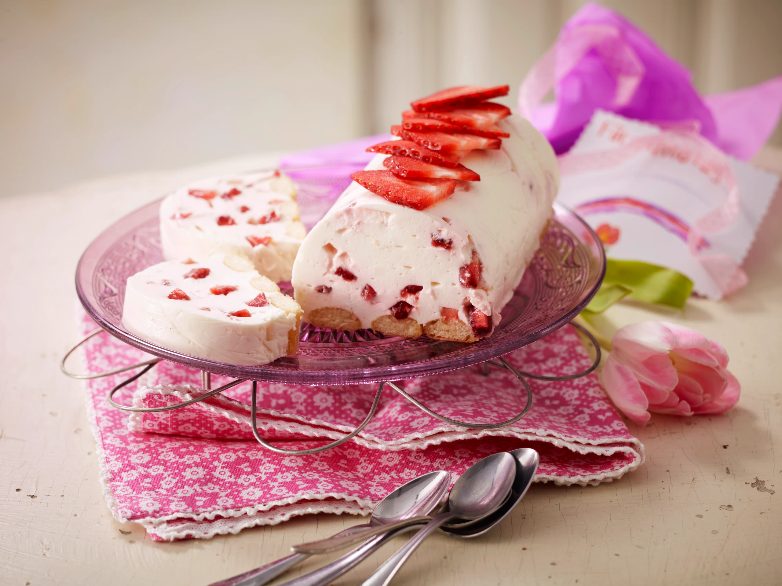 Joghurt-Holunderschnitte mit Erdbeeren