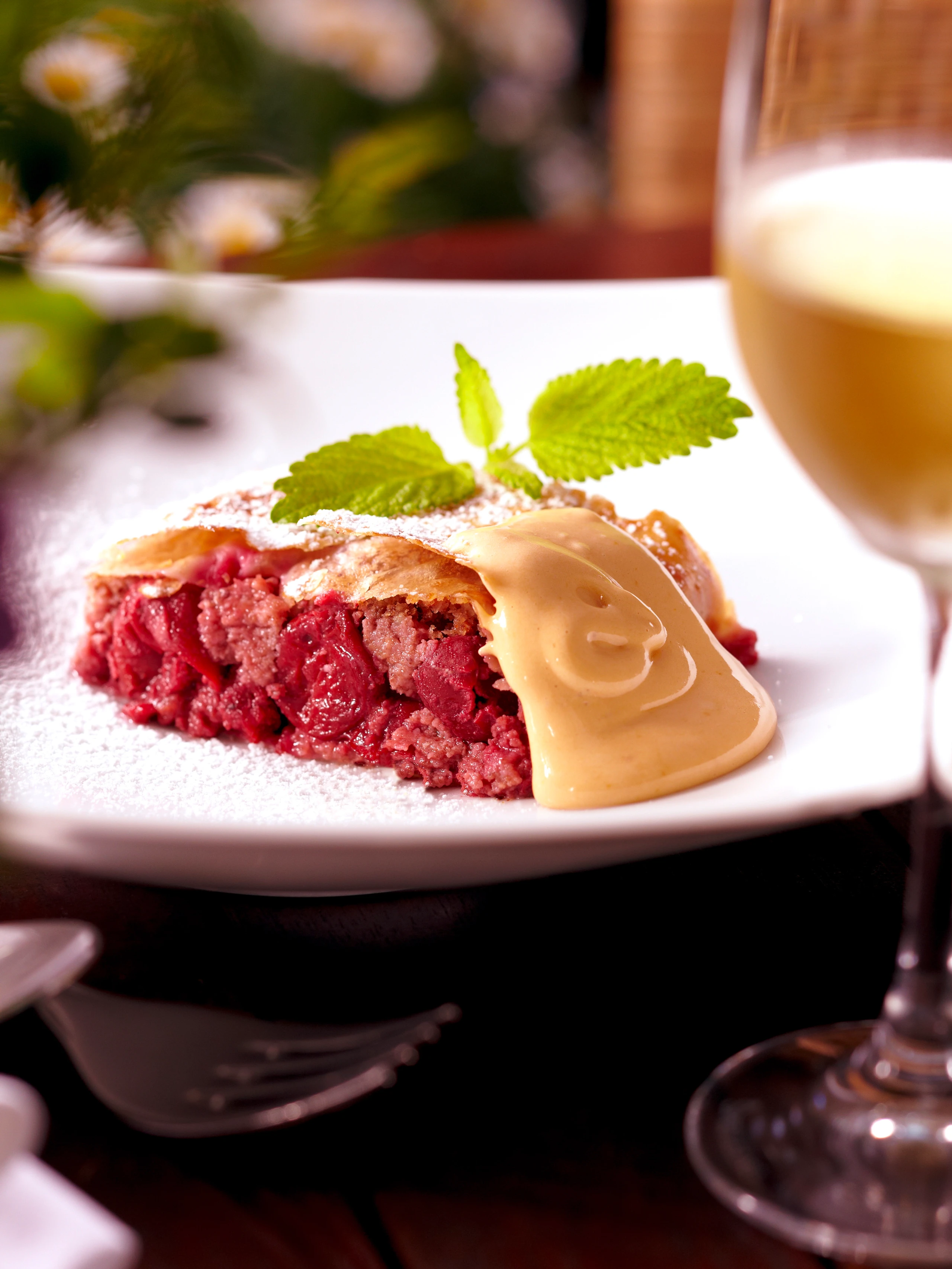 Kirschenstrudel mit Holunderblüten-Sabayon