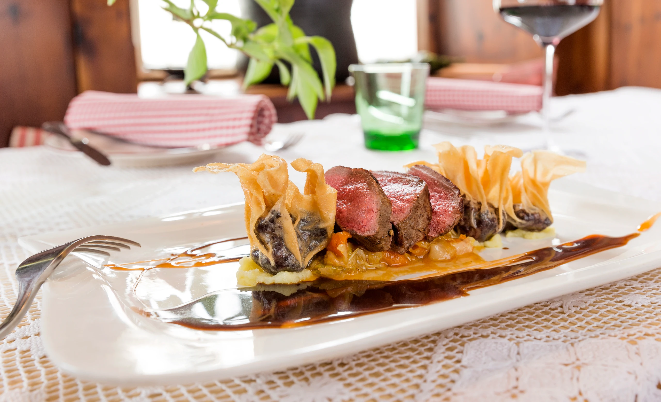 Reh mit Kraut und Blunzensackerln