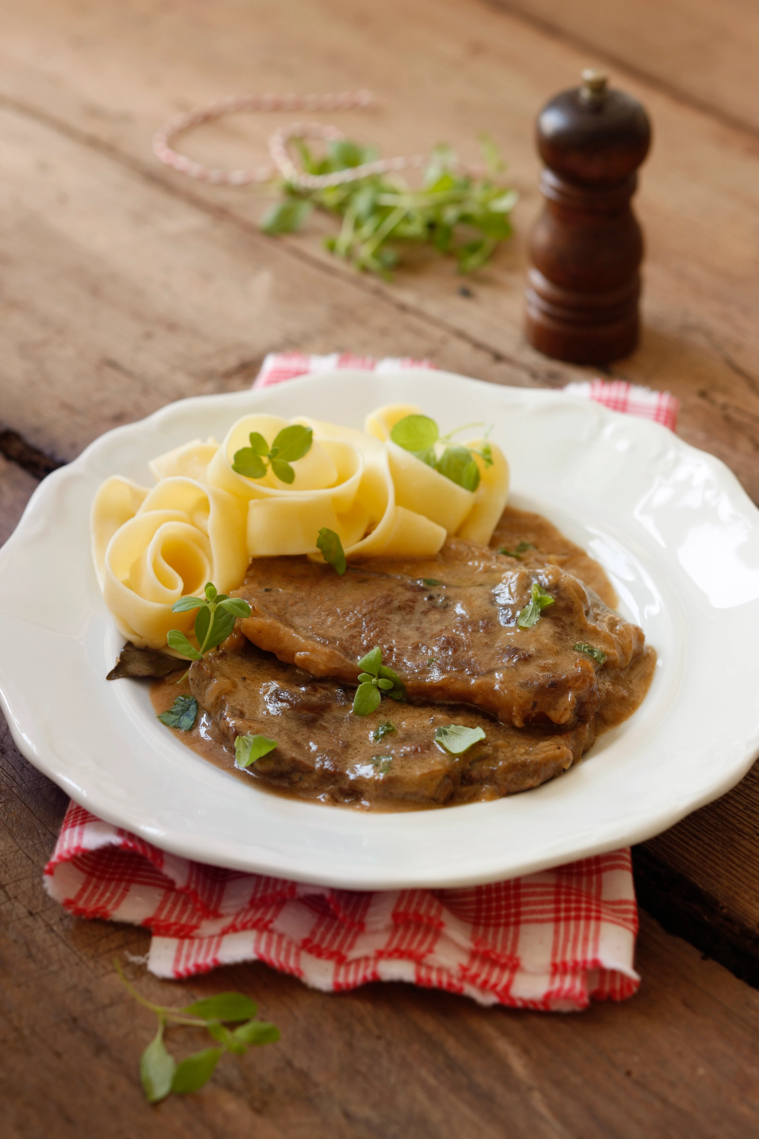 Geschmortes Majoranfleisch mit Saft