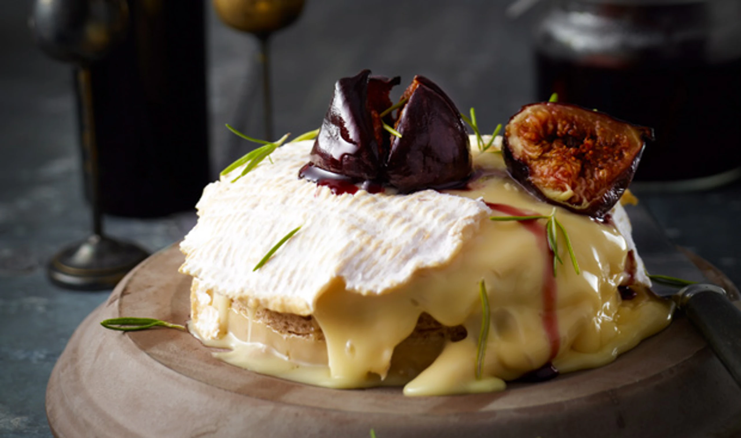 Camembert-Torte mit Portweinfeigen
