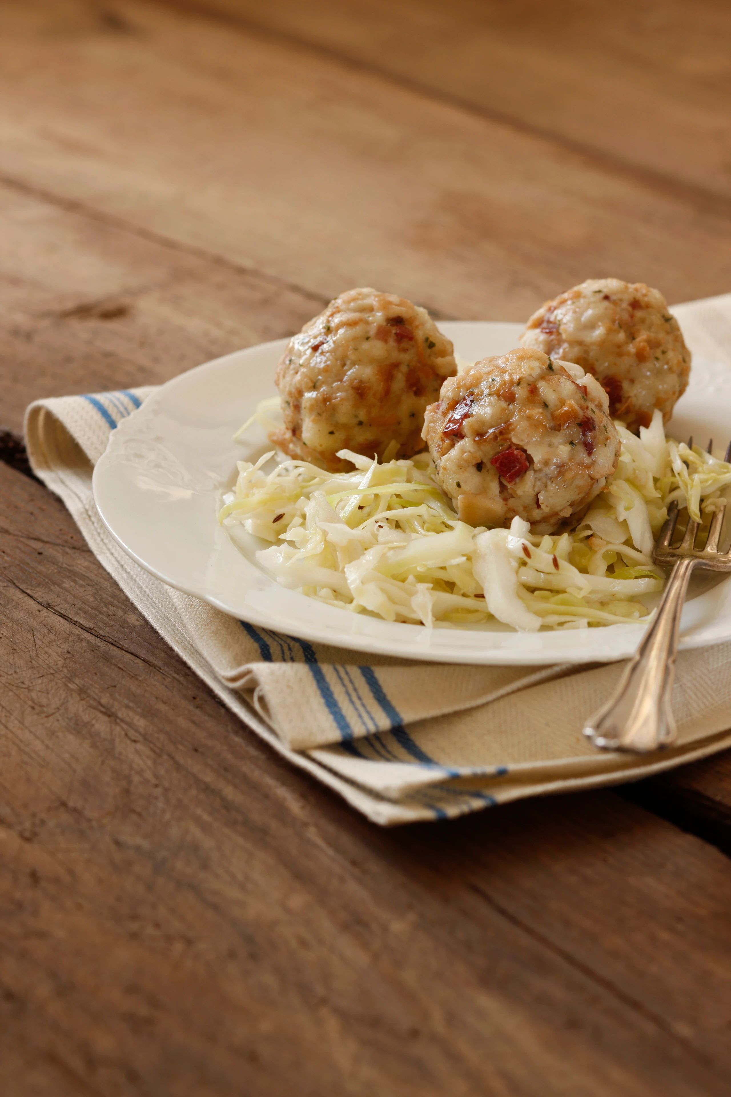 Speckknödel mit Krautsalat