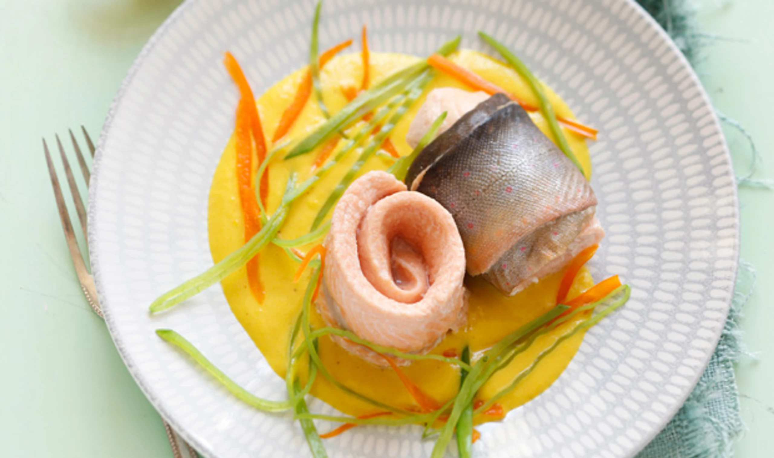 Saiblingsrollen in Paprikacreme