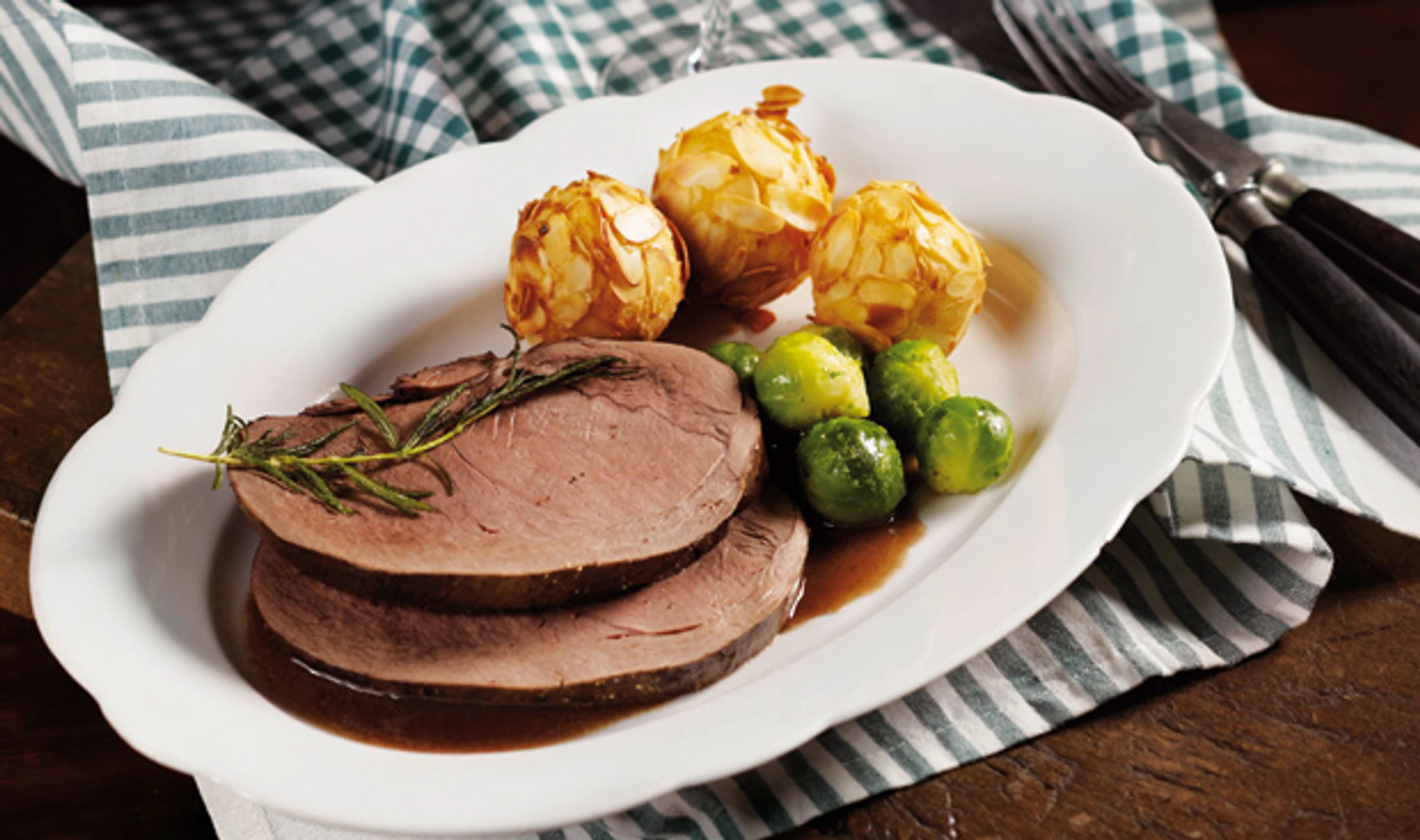 Hirschnuss mit Mandelbällchen