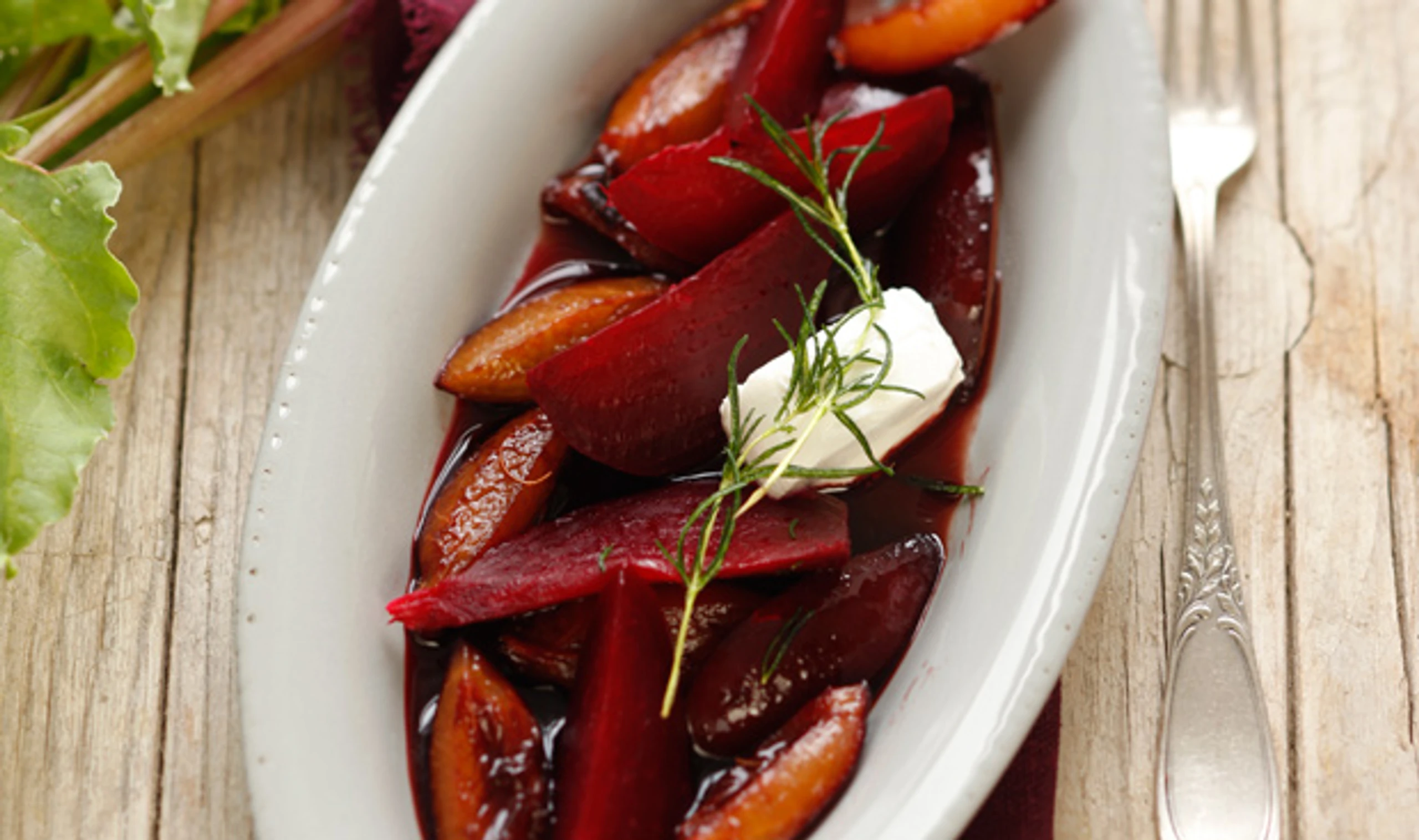 Rote Rüben mit Zwetschken und Ziegenkäse