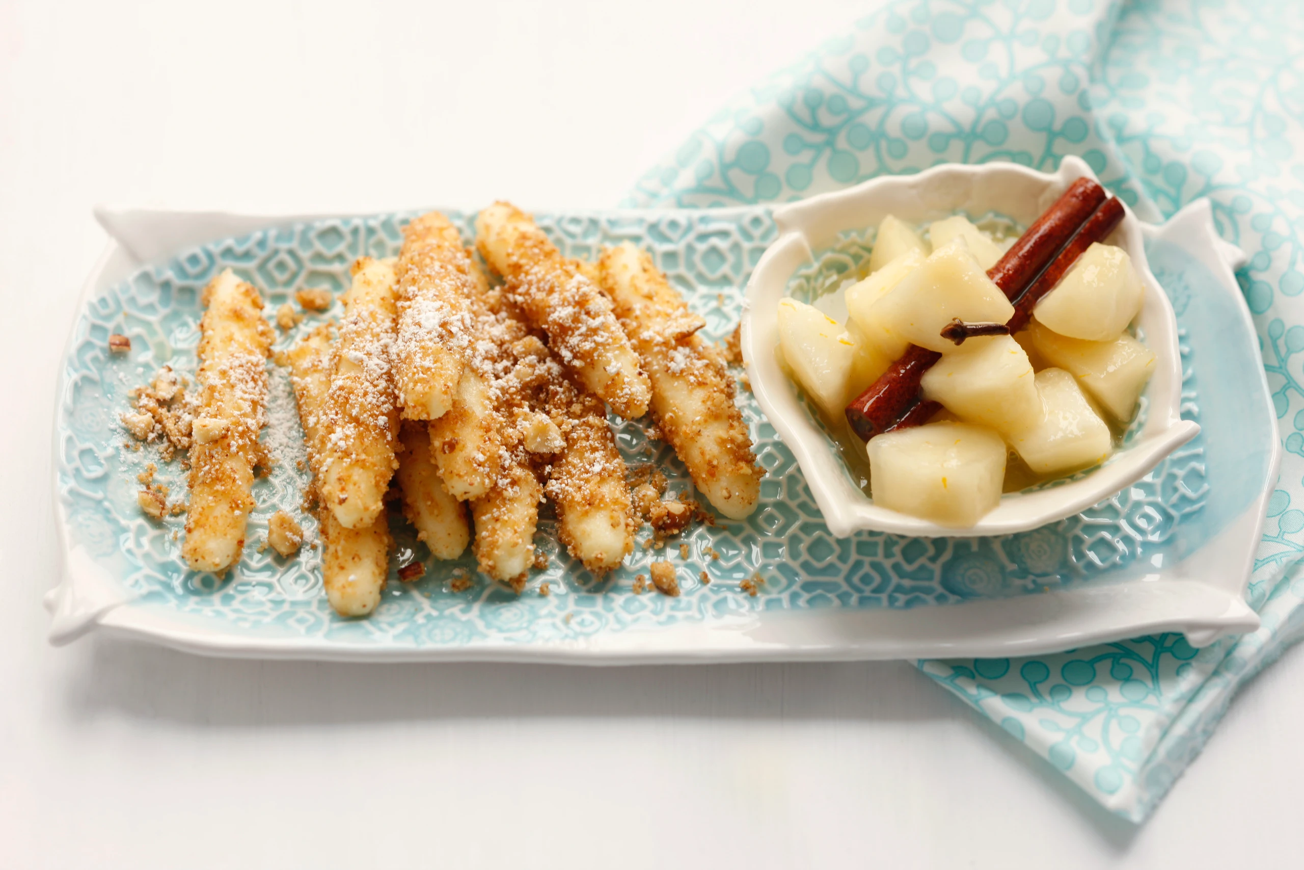 Nussnudeln mit Birnenkompott