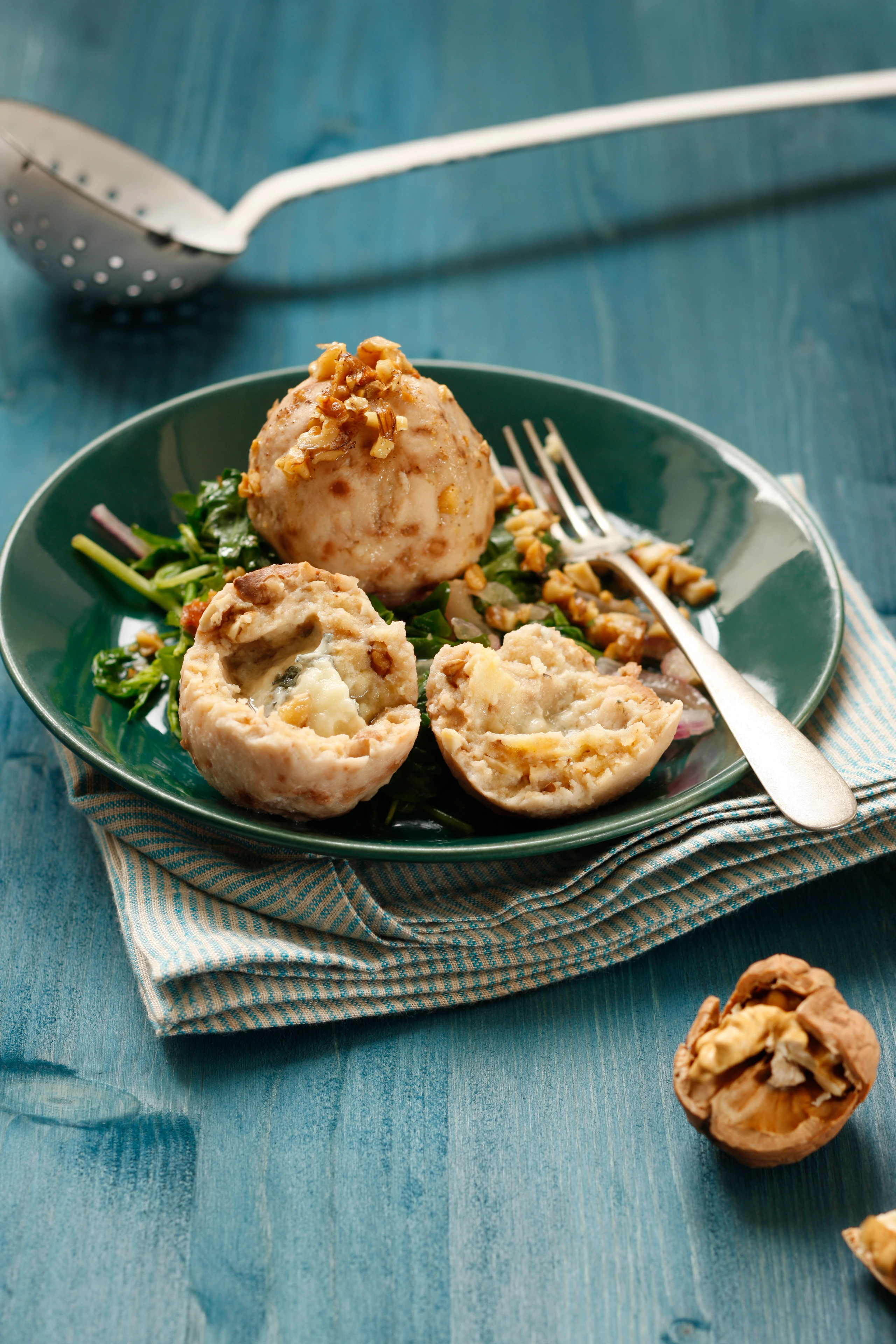 Nuss-Käseknödel auf Rucolaspinat