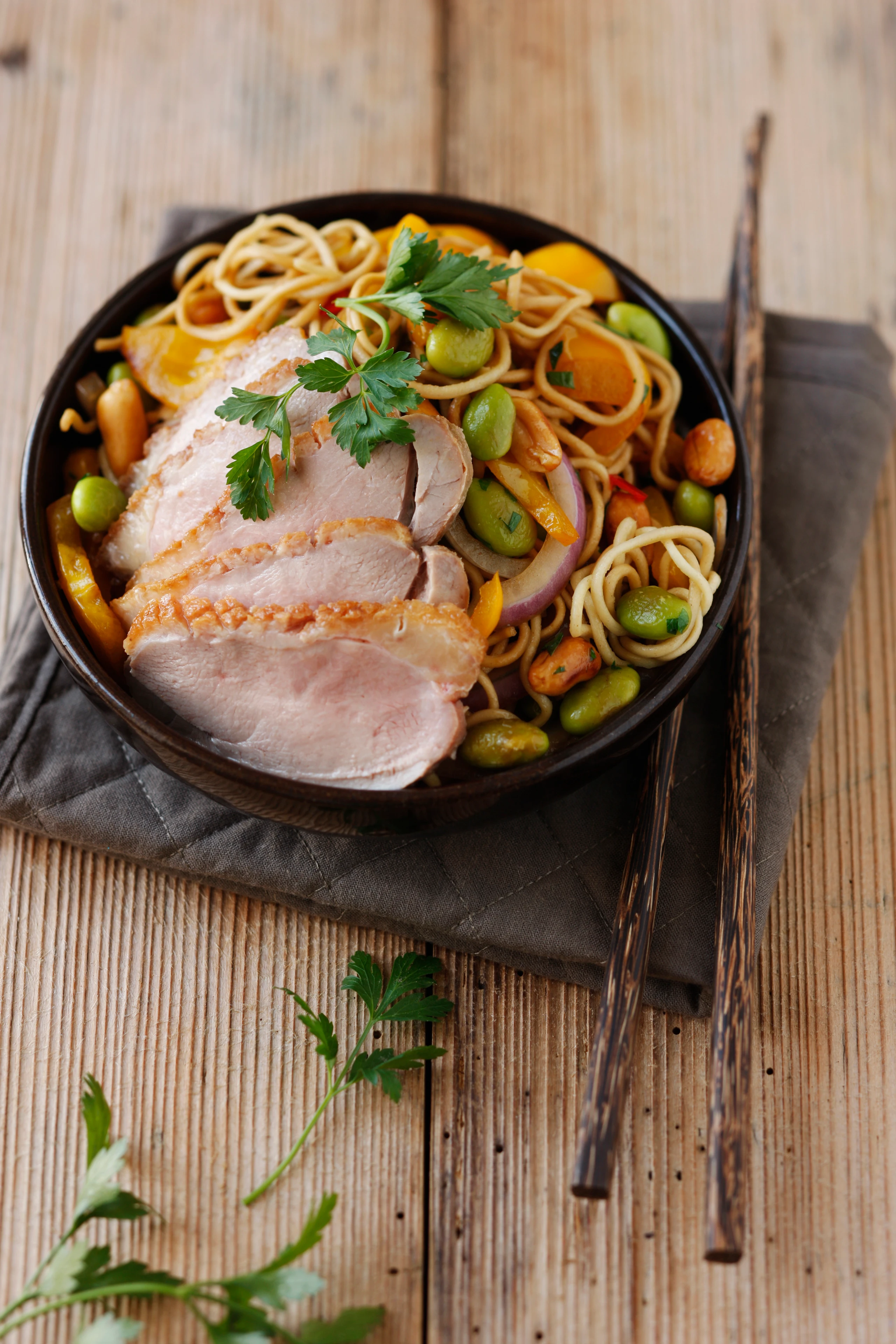 Asianudeln mit Ente und Chili